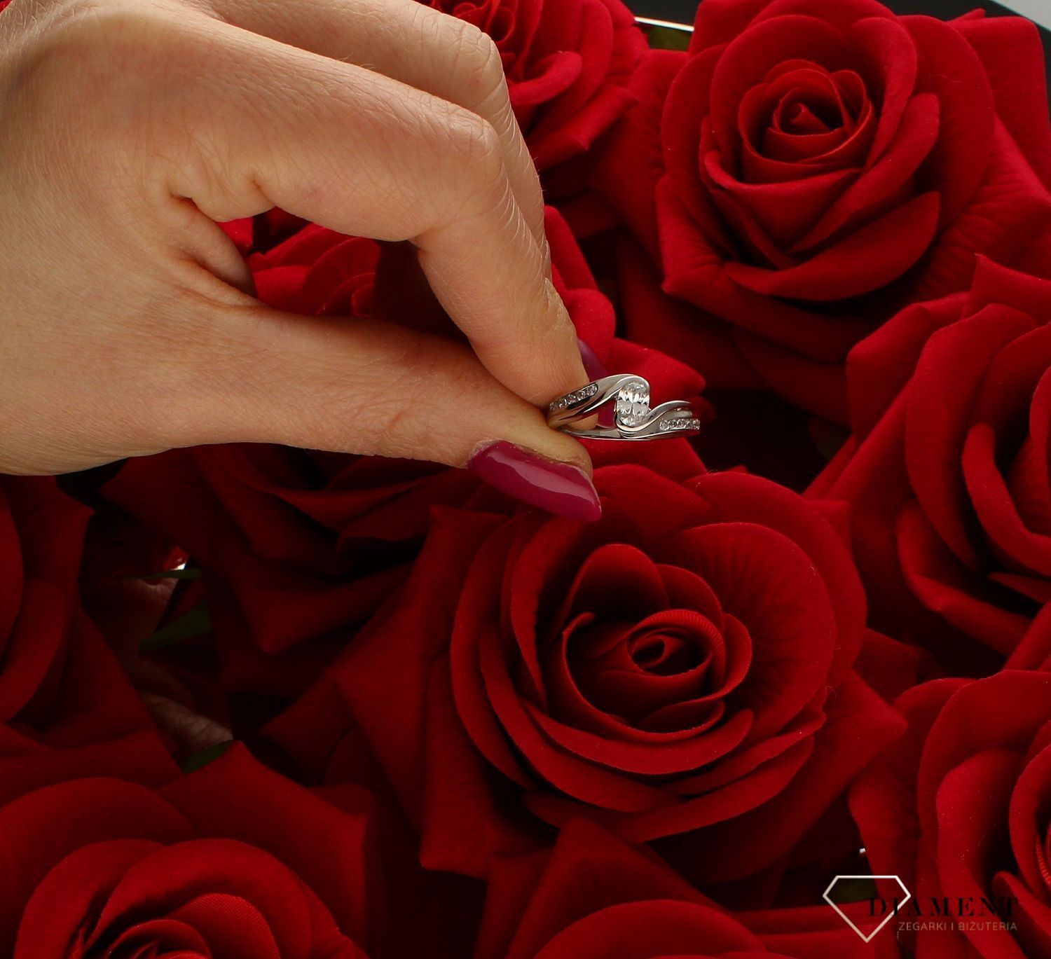 Złoty pierścionek damski 585 zaręczynowy białe złoto DIA-PRS-9296-585.  Ponadczasowy wzór inspirowany ikonami sztuki jubilerskiej podkreśli piękno wyjątkowych momentów zaręczyn, rocznic, jubileuszy. Biżuteria z białego złota..jpg