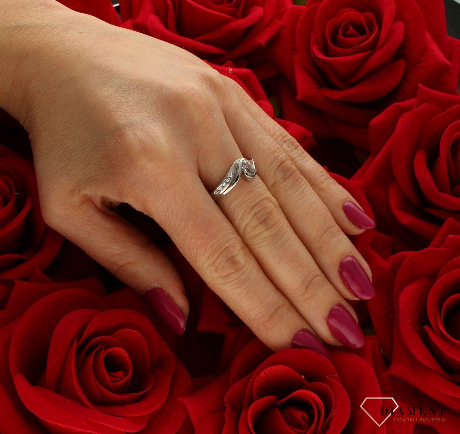 Złoty pierścionek damski 585 zaręczynowy białe złoto DIA-PRS-9296-585.  Ponadczasowy wzór inspirowany ikonami sztuki jubilerskiej podkreśli piękno wyjątkowych momentów zaręczyn, rocznic, jubileuszy. Biżuteria z białego złota..jpg