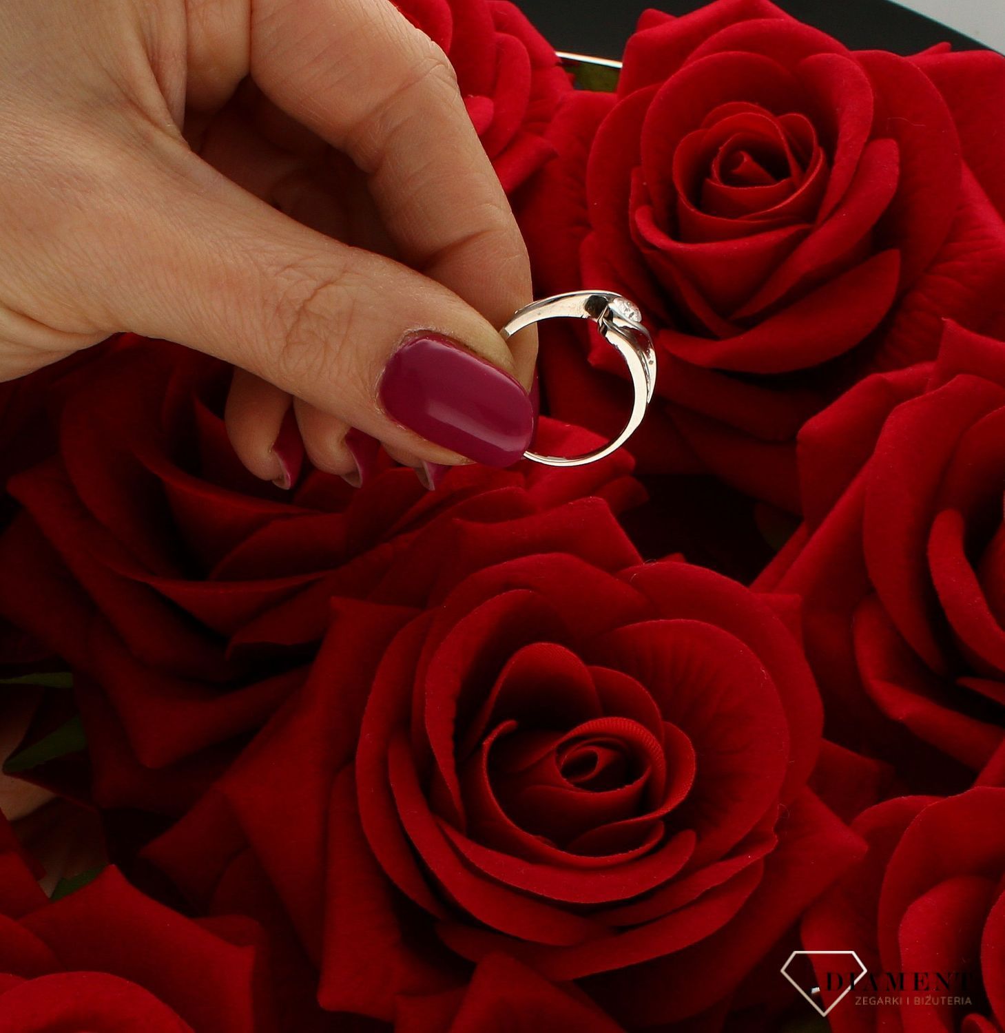 Złoty pierścionek damski 585 zaręczynowy białe złoto DIA-PRS-9296-585.  Ponadczasowy wzór inspirowany ikonami sztuki jubilerskiej podkreśli piękno wyjątkowych momentów zaręczyn, rocznic, jubileuszy. Biżuteria z białego złota..jpg