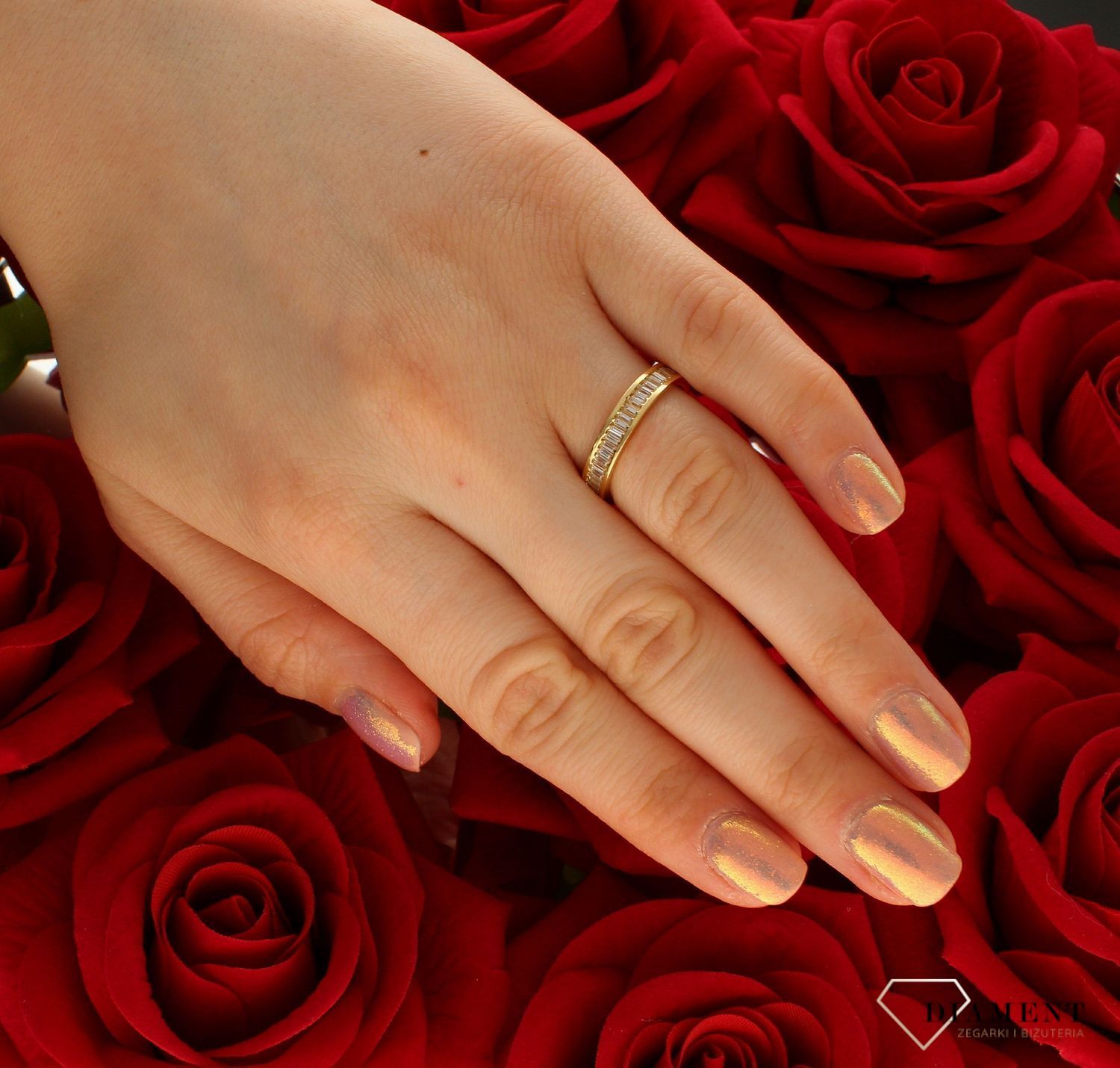 to złoty damski pierścionek wykonany z wysokiej próby żółtego złota 585. Idealne cyrkonie we wzorze obrączki nadają pierścionkowi nowoczesnego wyglądu (4).jpg