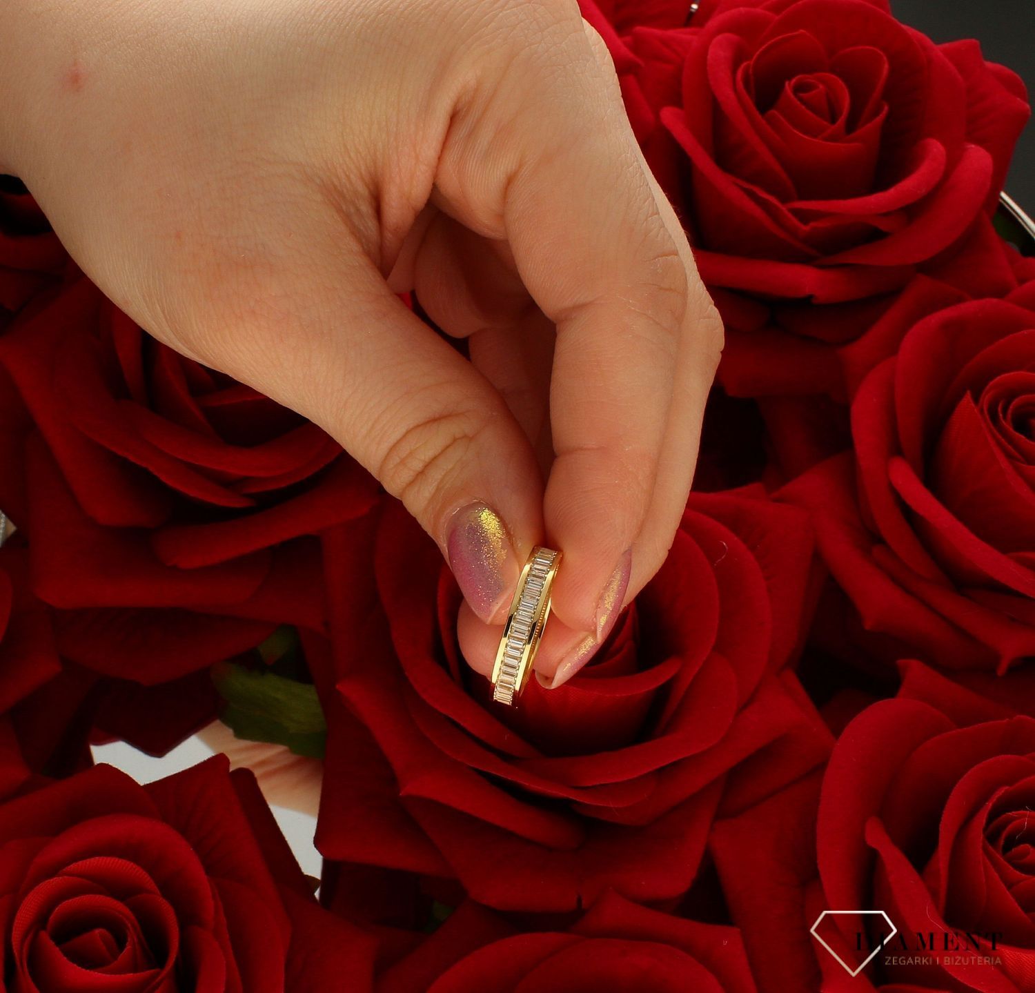 to złoty damski pierścionek wykonany z wysokiej próby żółtego złota 585. Idealne cyrkonie we wzorze obrączki nadają pierścionkowi nowoczesnego wyglądu (4).jpg