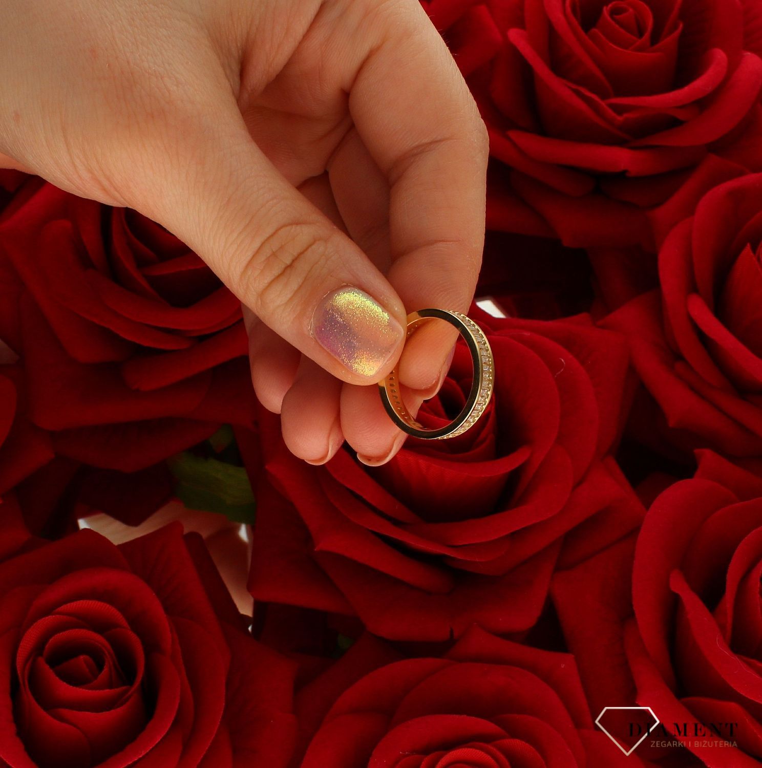 to złoty damski pierścionek wykonany z wysokiej próby żółtego złota 585. Idealne cyrkonie we wzorze obrączki nadają pierścionkowi nowoczesnego wyglądu (4).jpg