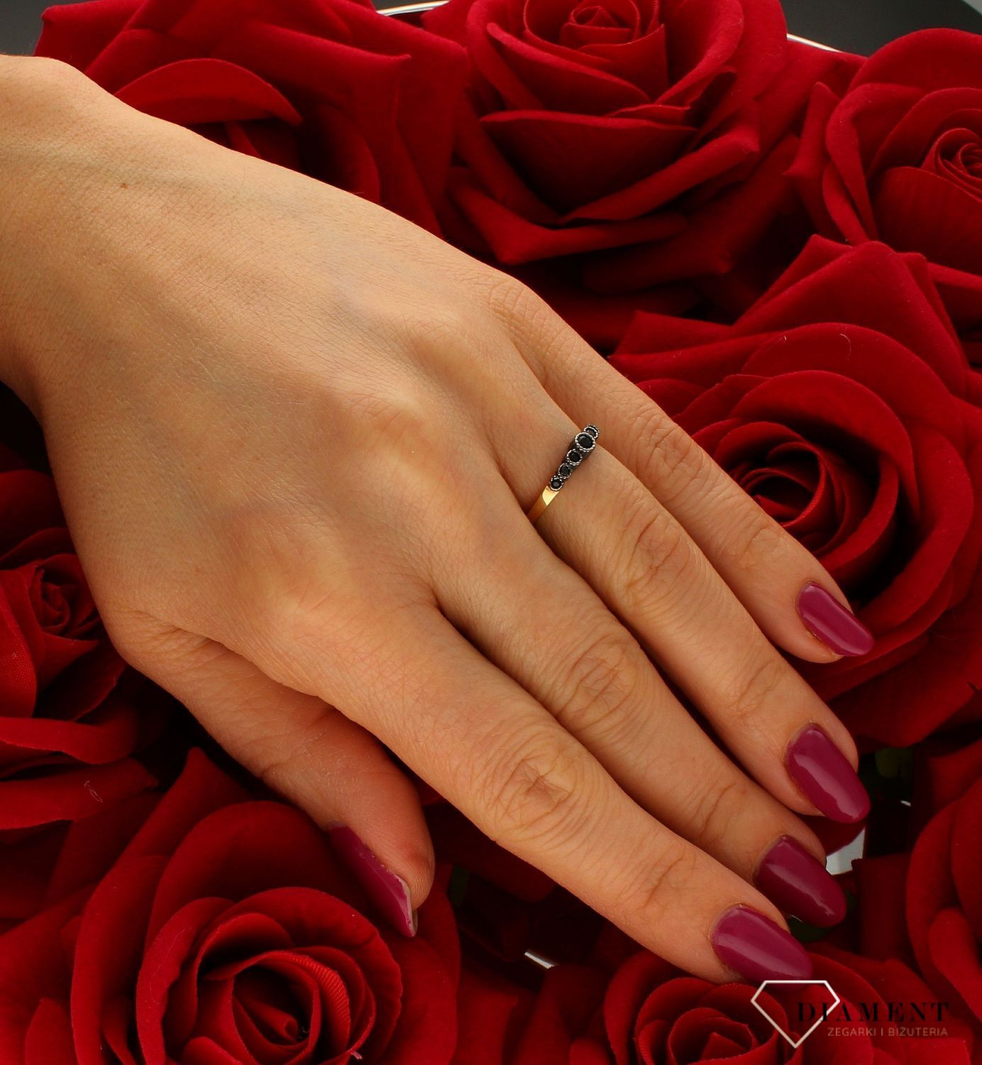 Złoty pierścionek damski 585 Czarne cyrkonie rozmiar 9 DIA-PRS-9299-585. Złoty pierścionek w nietypowej odsłonie świetnie się sp (2).jpg