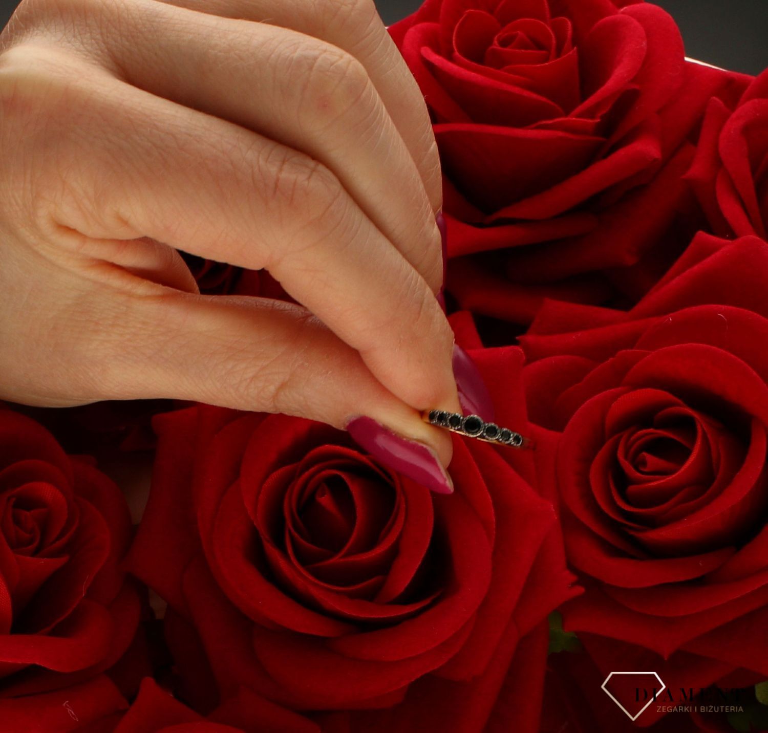 Złoty pierścionek damski 585 Czarne cyrkonie rozmiar 9 DIA-PRS-9299-585. Złoty pierścionek w nietypowej odsłonie świetnie się sp (2).jpg