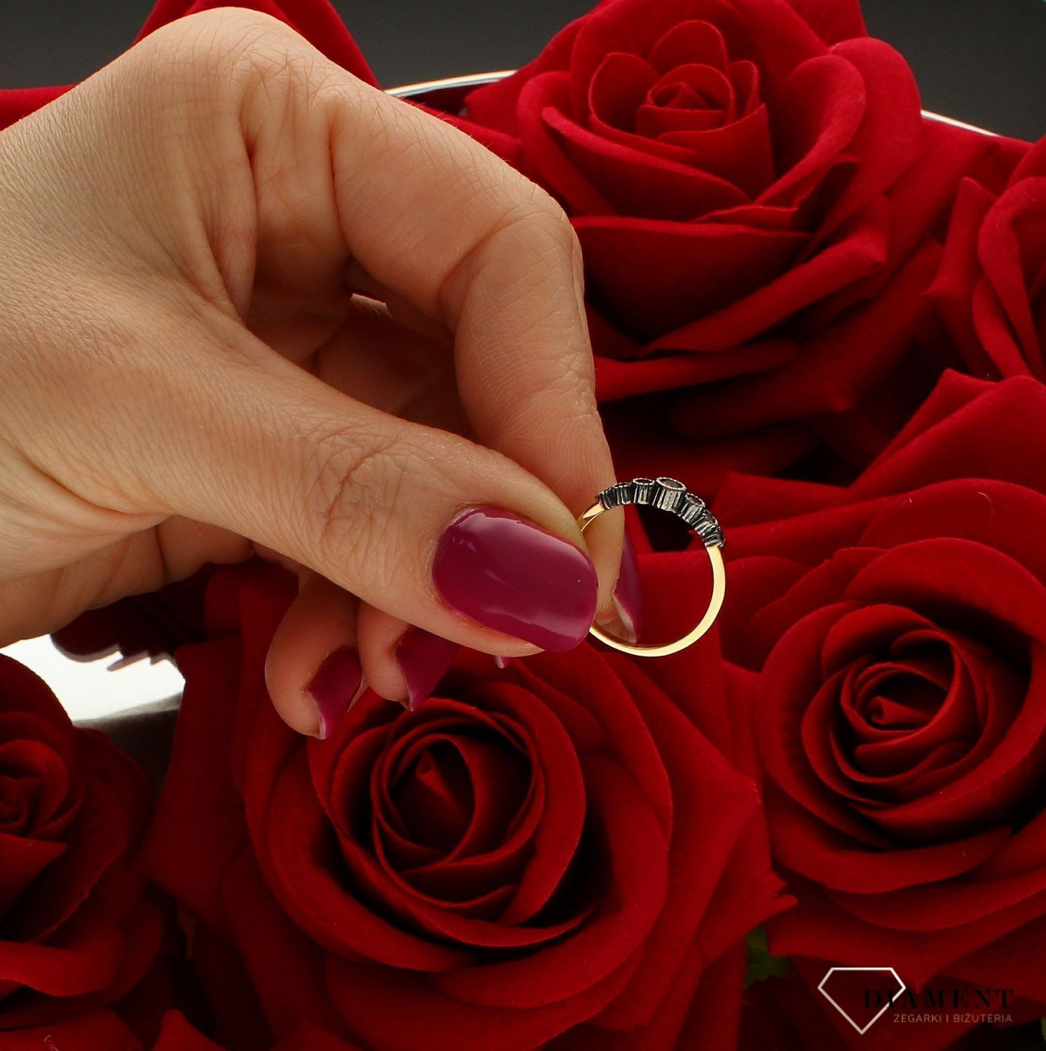 Złoty pierścionek damski 585 Czarne cyrkonie rozmiar 9 DIA-PRS-9299-585. Złoty pierścionek w nietypowej odsłonie świetnie się sp (2).jpg