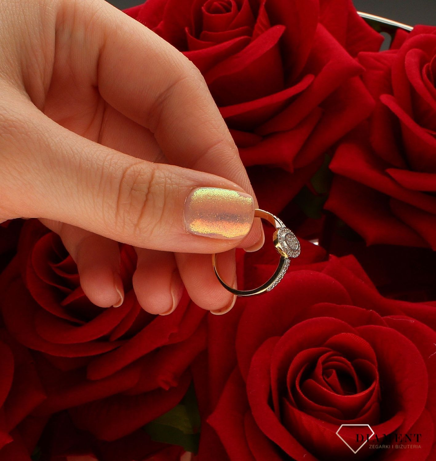 Złoty pierścionek damski 585 zaręczynowy wzór rozmiar 14 DIA-PRS-9300-585 to złoty damski pierścionek wykonany z wysokiej próby żółtego złota 585. Idealne cyrkonie o owalnym kształcie we wzorze zaręczynowym nadają pierścionk (4).jpg