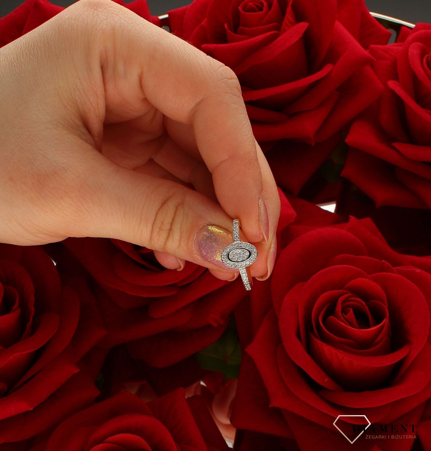 Złoty pierścionek damski 585 zaręczynowy wzór rozmiar 14 DIA-PRS-9300-585 to złoty damski pierścionek wykonany z wysokiej próby żółtego złota 585. Idealne cyrkonie o owalnym kształcie we wzorze zaręczynowym nadają pierścionk (4).jpg