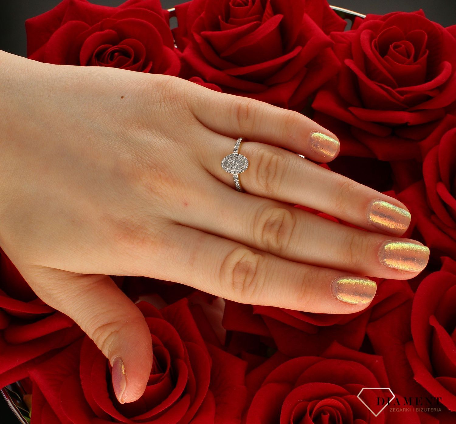 Złoty pierścionek damski 585 zaręczynowy wzór rozmiar 14 DIA-PRS-9300-585 to złoty damski pierścionek wykonany z wysokiej próby żółtego złota 585. Idealne cyrkonie o owalnym kształcie we wzorze zaręczynowym nadają pierścionk (4).jpg