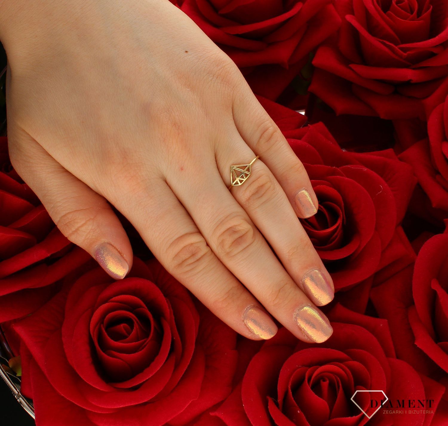 Złoty pierścionek damski 585 wzór diament rozmiar 14 DIA-PRS-9301-585 to złoty damski pierścionek wykonany z wysokiej próby żółtego złota 585. Wzór diamentu nadaje pierścionkowi nowoczesnego wyglądu (4).jpg