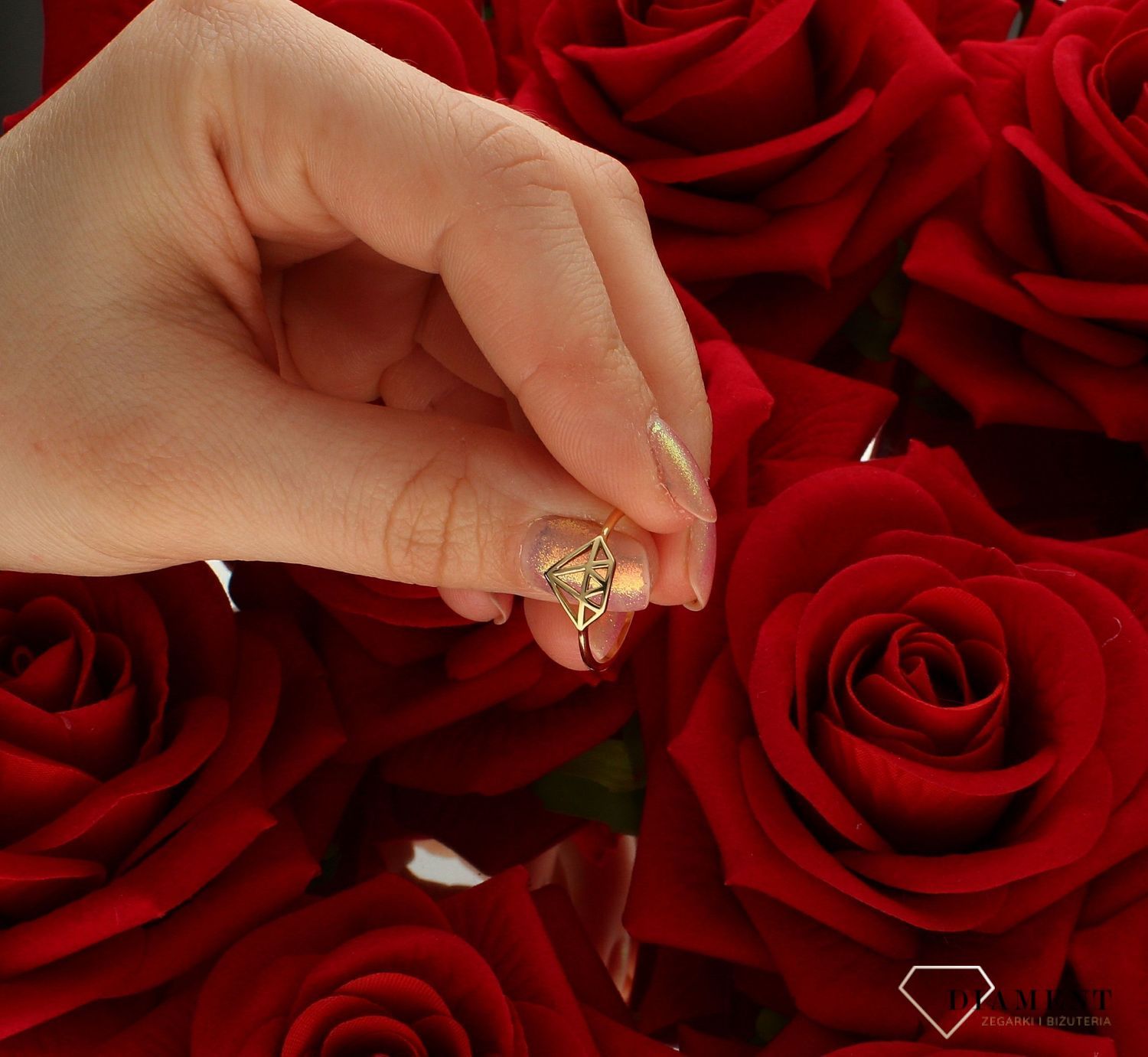 Złoty pierścionek damski 585 wzór diament rozmiar 14 DIA-PRS-9301-585 to złoty damski pierścionek wykonany z wysokiej próby żółtego złota 585. Wzór diamentu nadaje pierścionkowi nowoczesnego wyglądu (4).jpg