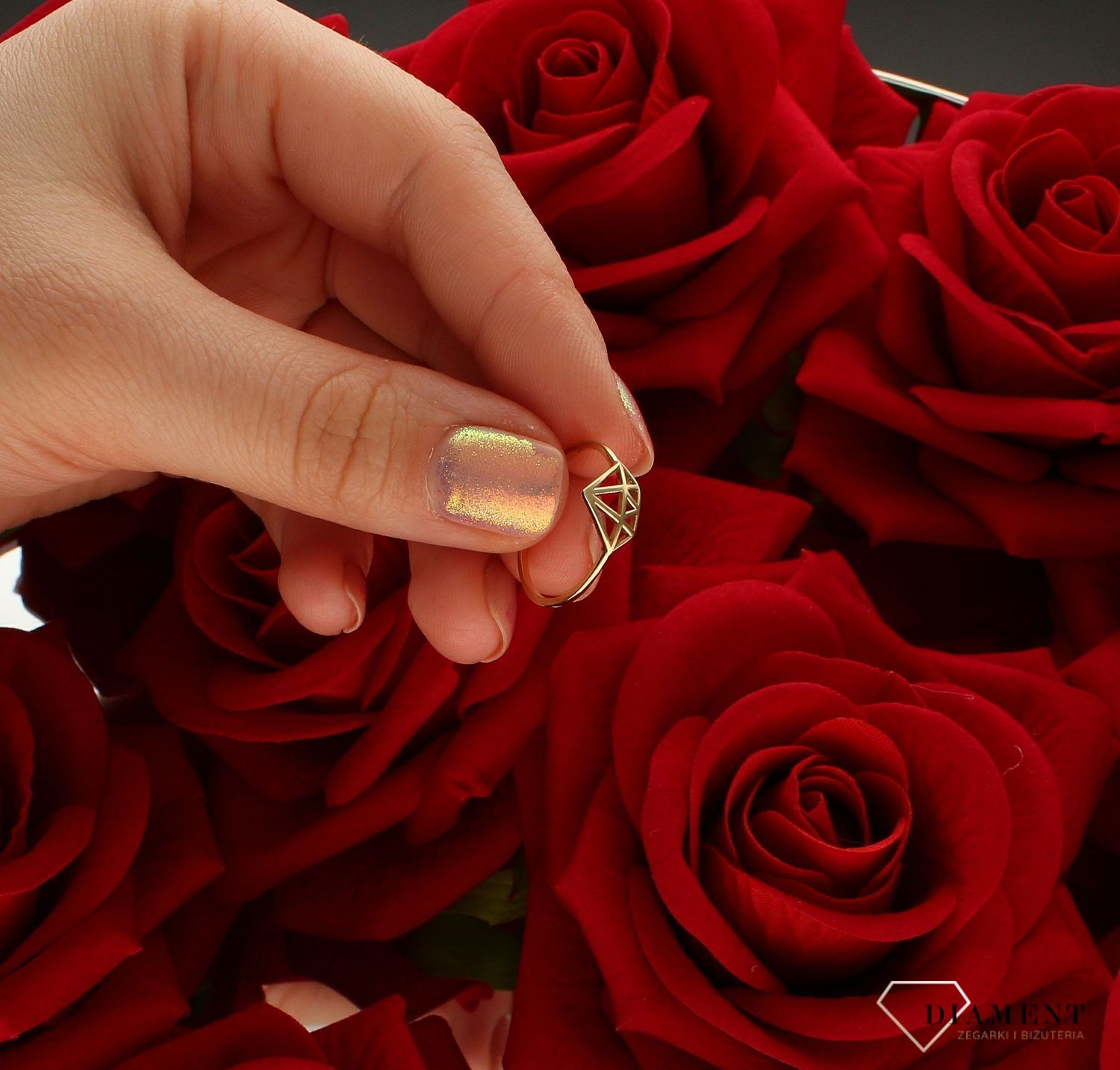 Złoty pierścionek damski 585 wzór diament rozmiar 14 DIA-PRS-9301-585 to złoty damski pierścionek wykonany z wysokiej próby żółtego złota 585. Wzór diamentu nadaje pierścionkowi nowoczesnego wyglądu (4).jpg