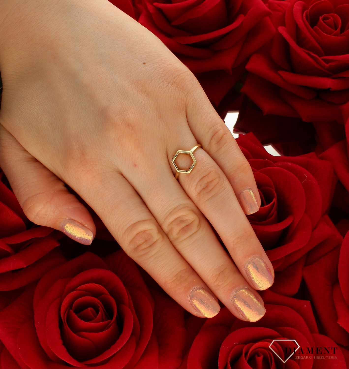 Złoty pierścionek damski 585 wzór heksagon rozmiar 14 DIA-PRS-9302-585. to złoty damski pierścionek wykonany z wysokiej próby żółtego złota 585. Wzór heksagonu nadaje pierścionkowi nowoczesnego wyglądu (4).jpg