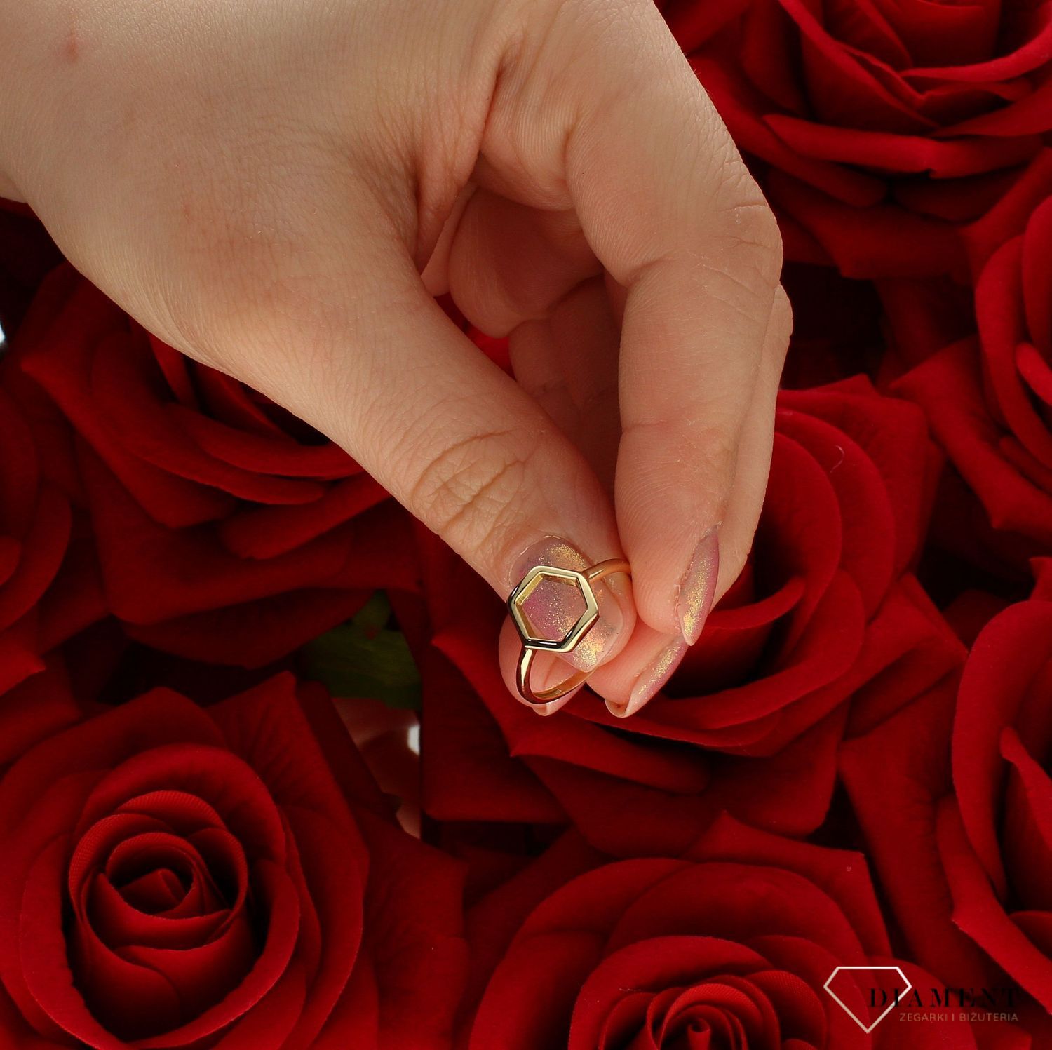 Złoty pierścionek damski 585 wzór heksagon rozmiar 14 DIA-PRS-9302-585. to złoty damski pierścionek wykonany z wysokiej próby żółtego złota 585. Wzór heksagonu nadaje pierścionkowi nowoczesnego wyglądu (4).jpg