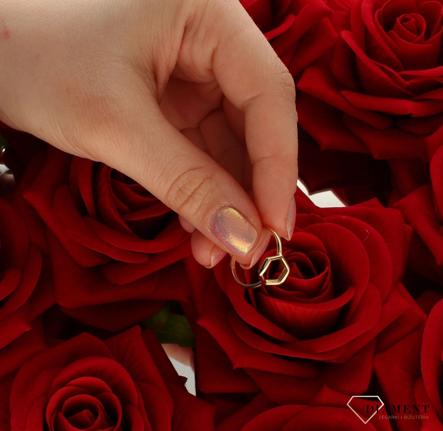 Złoty pierścionek damski 585 wzór heksagon rozmiar 14 DIA-PRS-9302-585. to złoty damski pierścionek wykonany z wysokiej próby żółtego złota 585. Wzór heksagonu nadaje pierścionkowi nowoczesnego wyglądu (4).jpg