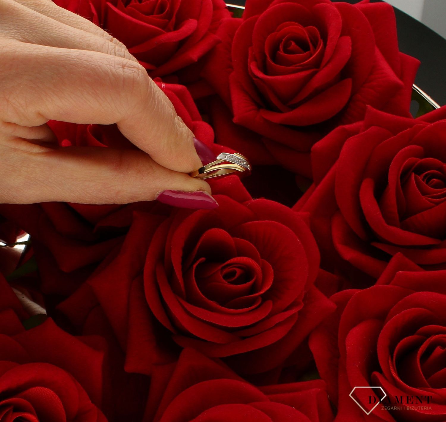 Złoty pierścionek 585 z dodatkiem białego złota i cyrkonii DIA-PRS-9303-585.  Pierścionek z wysokiej jakości 14-karatowego białego i żółtego złota. Dodatek łączy w sobie symbolikę kruszcu i koloru. Świetnie się sprawdzi na p (4).jpg