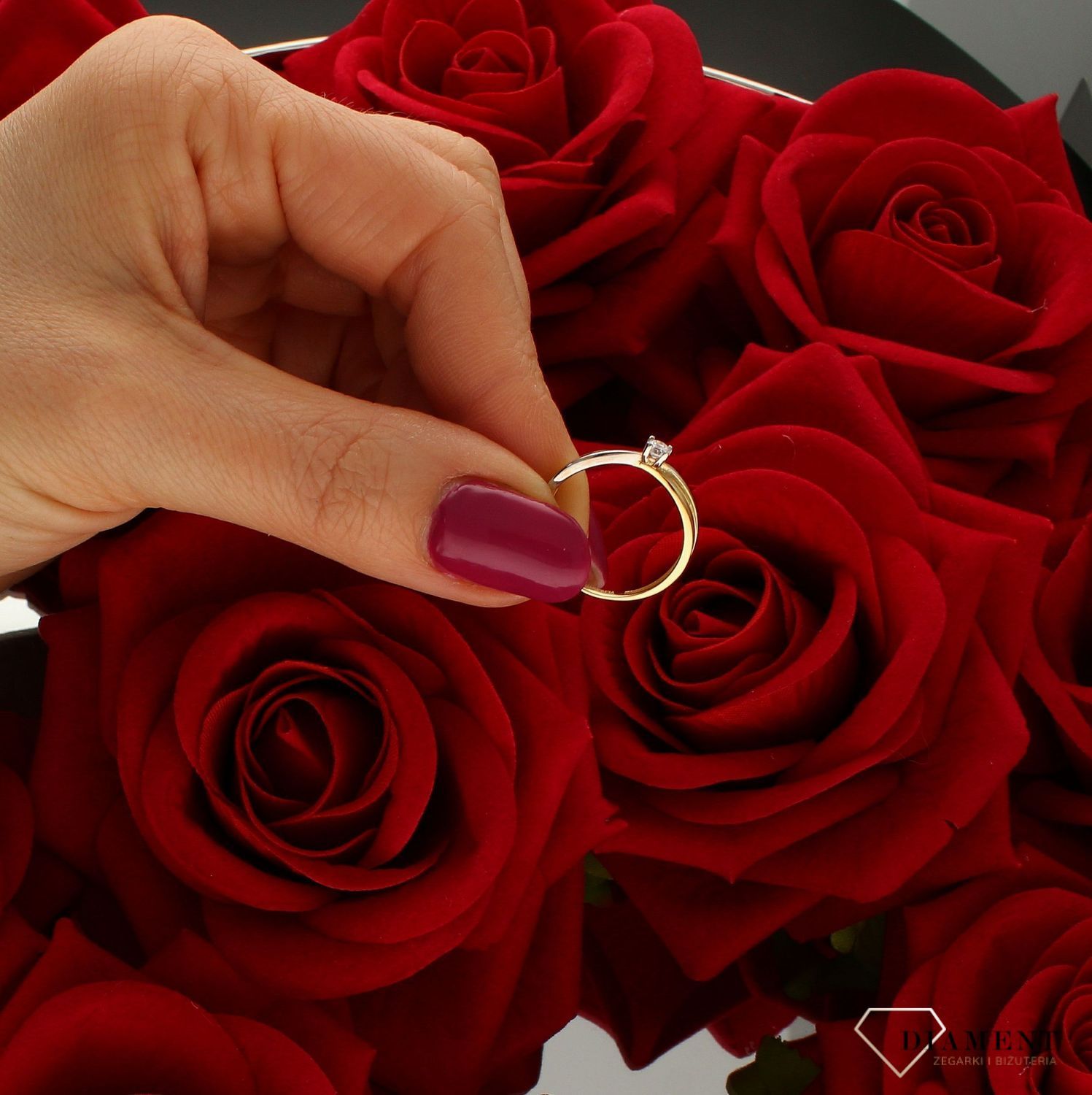 Złoty pierścionek 585 z białym złotem zaręczynowy DIA-PRS-9304-585. Złoty pierścionek prosty ozdobiony cyrkonią i białym złotem. Piękny pierścionek wykonany z wysokiej jakości złota próby 585. Złoty pierścionek idealny na pr (4).jpg