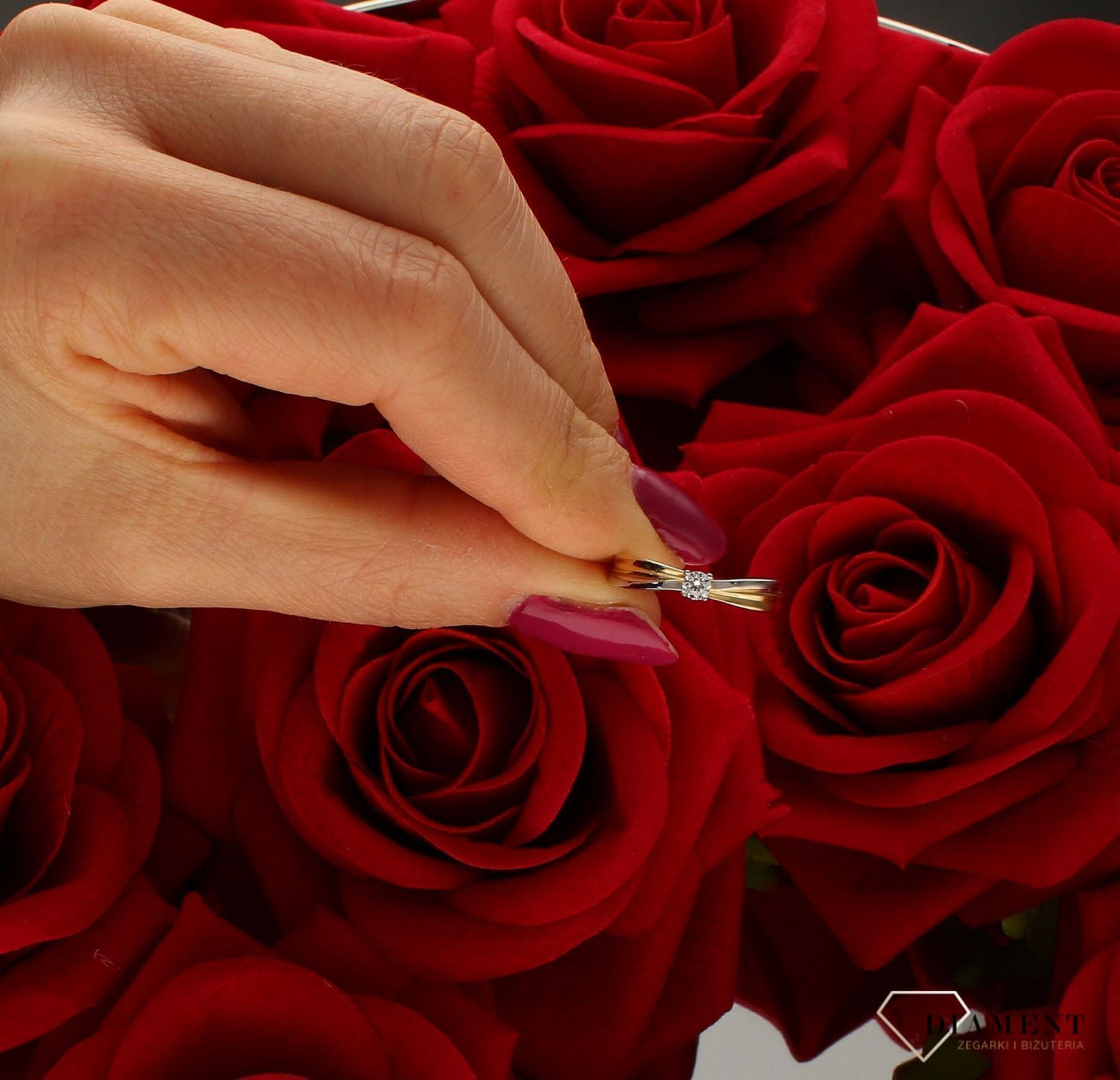 Złoty pierścionek 585 z białym złotem zaręczynowy DIA-PRS-9304-585. Złoty pierścionek prosty ozdobiony cyrkonią i białym złotem. Piękny pierścionek wykonany z wysokiej jakości złota próby 585. Złoty pierścionek idealny na pr (4).jpg