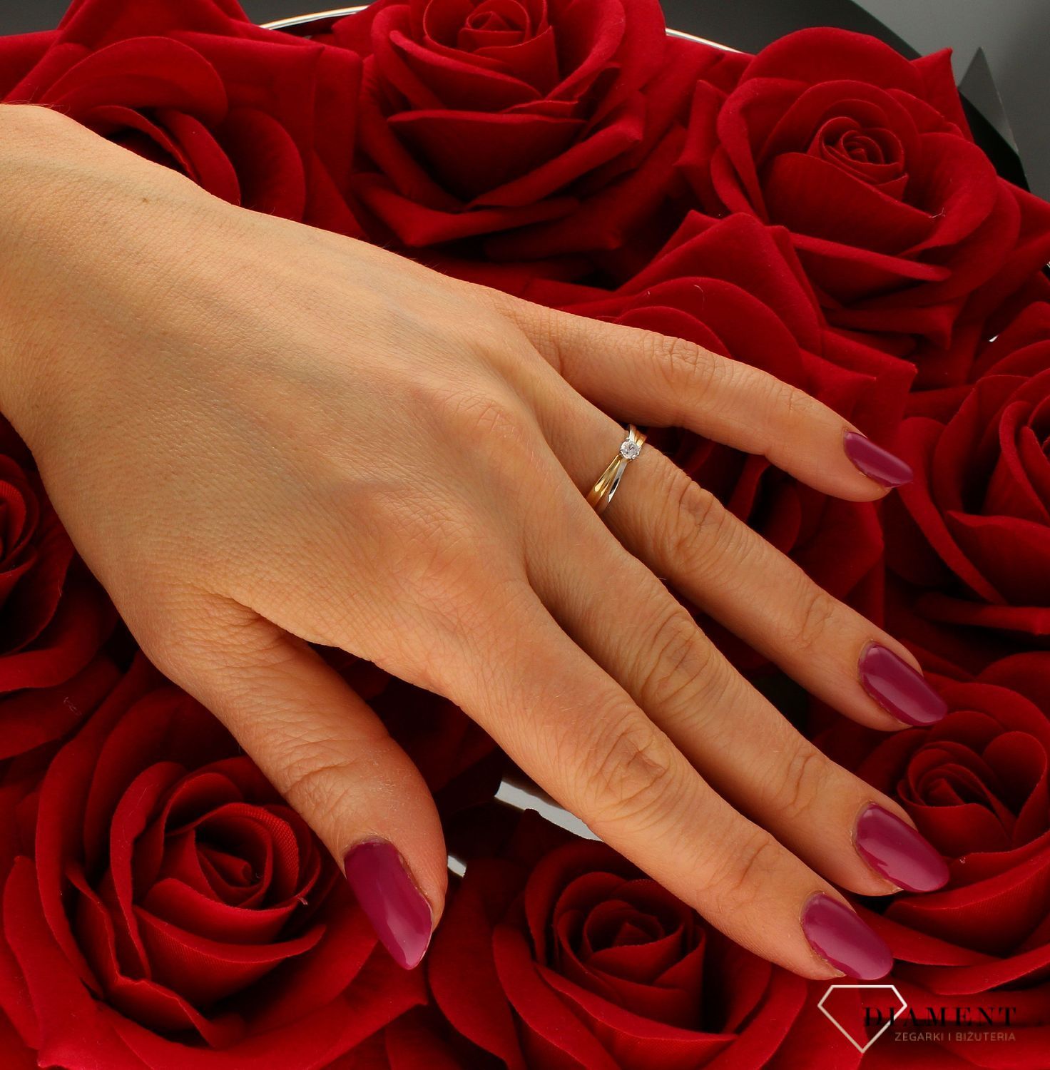 Złoty pierścionek 585 z białym złotem zaręczynowy DIA-PRS-9304-585. Złoty pierścionek prosty ozdobiony cyrkonią i białym złotem. Piękny pierścionek wykonany z wysokiej jakości złota próby 585. Złoty pierścionek idealny na pr (4).jpg