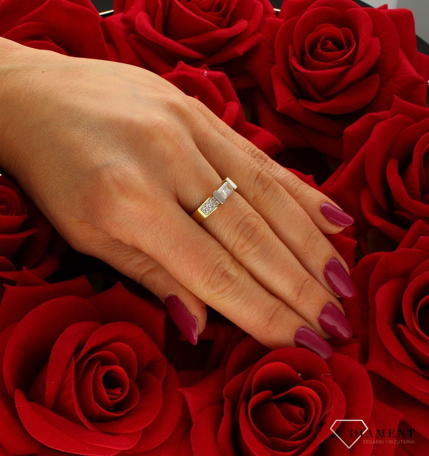 Złoty pierścionek 585 z efektowną cyrkonią zaręczynowy DIA-PRS-9305-585. Złoty pierścionek prosty ozdobiony wystającą cyrkonią. Piękny pierścionek wykonany z wysokiej jakości złota próby 585 (4).jpg