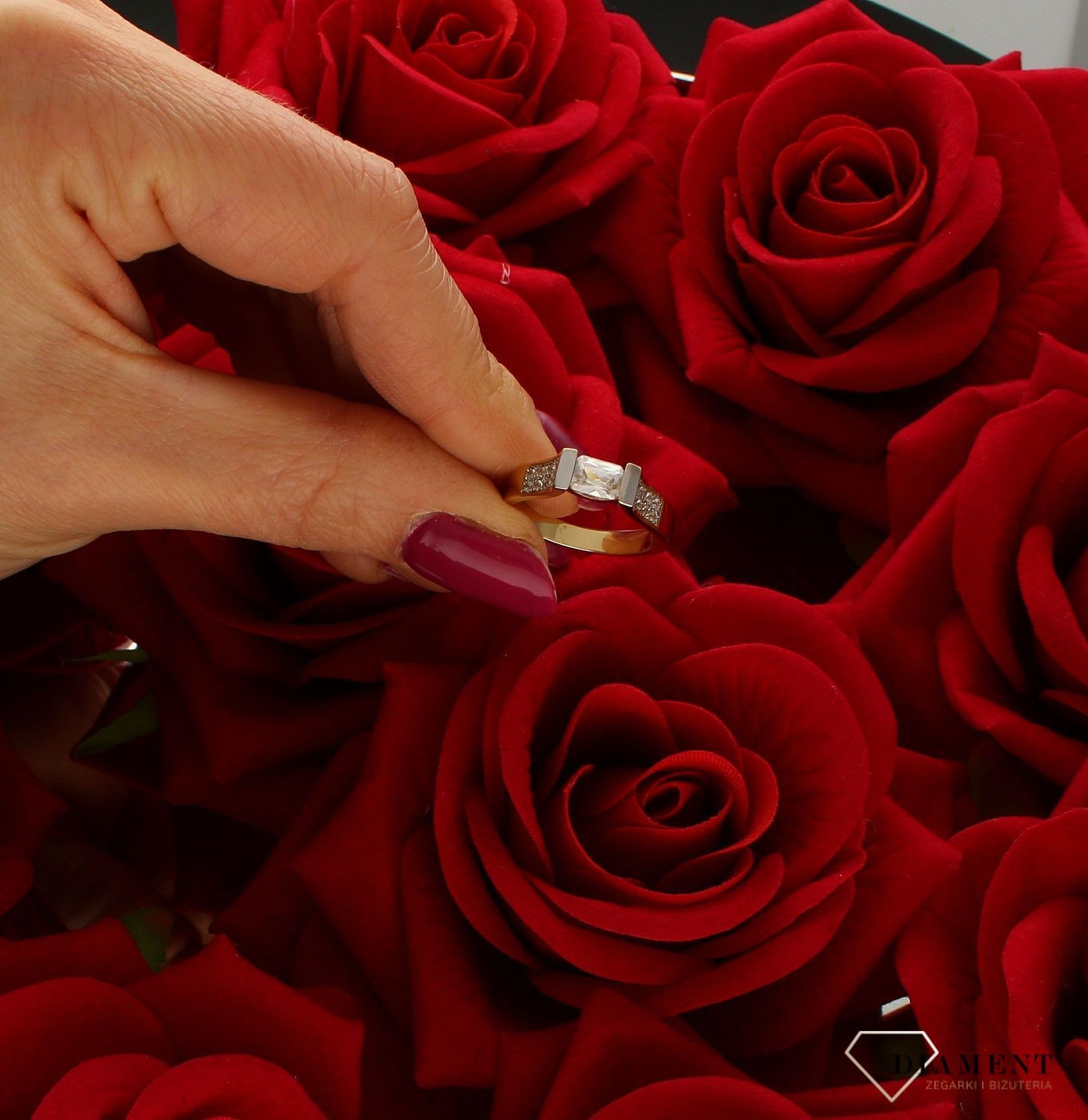 Złoty pierścionek 585 z efektowną cyrkonią zaręczynowy DIA-PRS-9305-585. Złoty pierścionek prosty ozdobiony wystającą cyrkonią. Piękny pierścionek wykonany z wysokiej jakości złota próby 585 (4).jpg