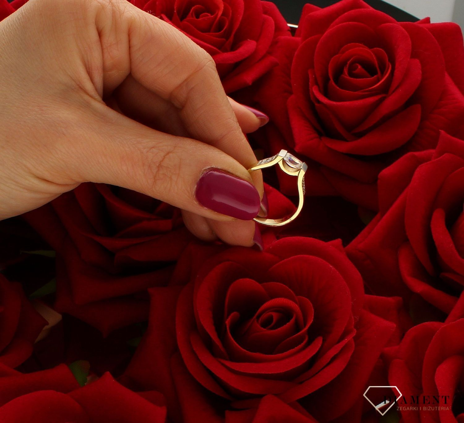 Złoty pierścionek 585 z efektowną cyrkonią zaręczynowy DIA-PRS-9305-585. Złoty pierścionek prosty ozdobiony wystającą cyrkonią. Piękny pierścionek wykonany z wysokiej jakości złota próby 585 (4).jpg