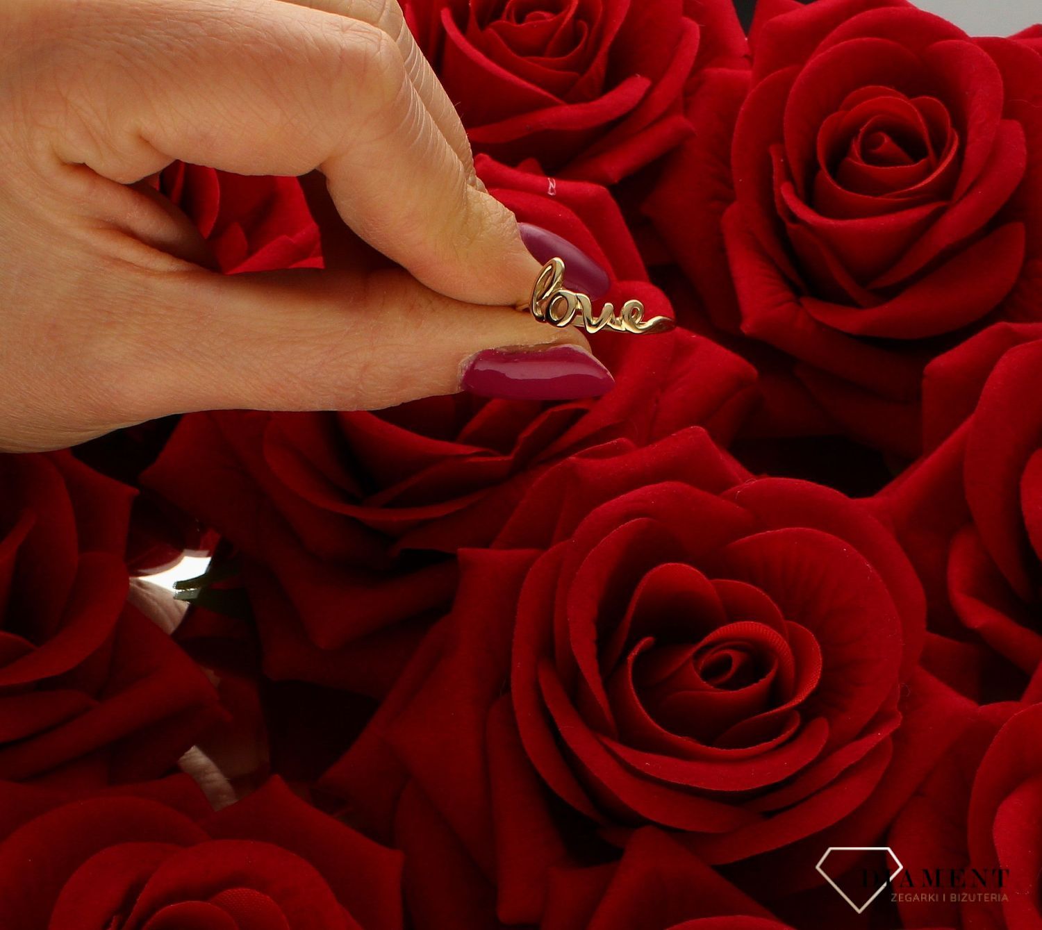 Złoty pierścionek 585 z napisem LOVE DIA-PRS-9306-585. Minimalistyczny pierścionek podkreśli piękno wyjątkowych momentów zaręczyn, rocznic, jubileuszy.  na prezent. Pierścionek dla dziewczyny z napisem kocham cię. (4).jpg