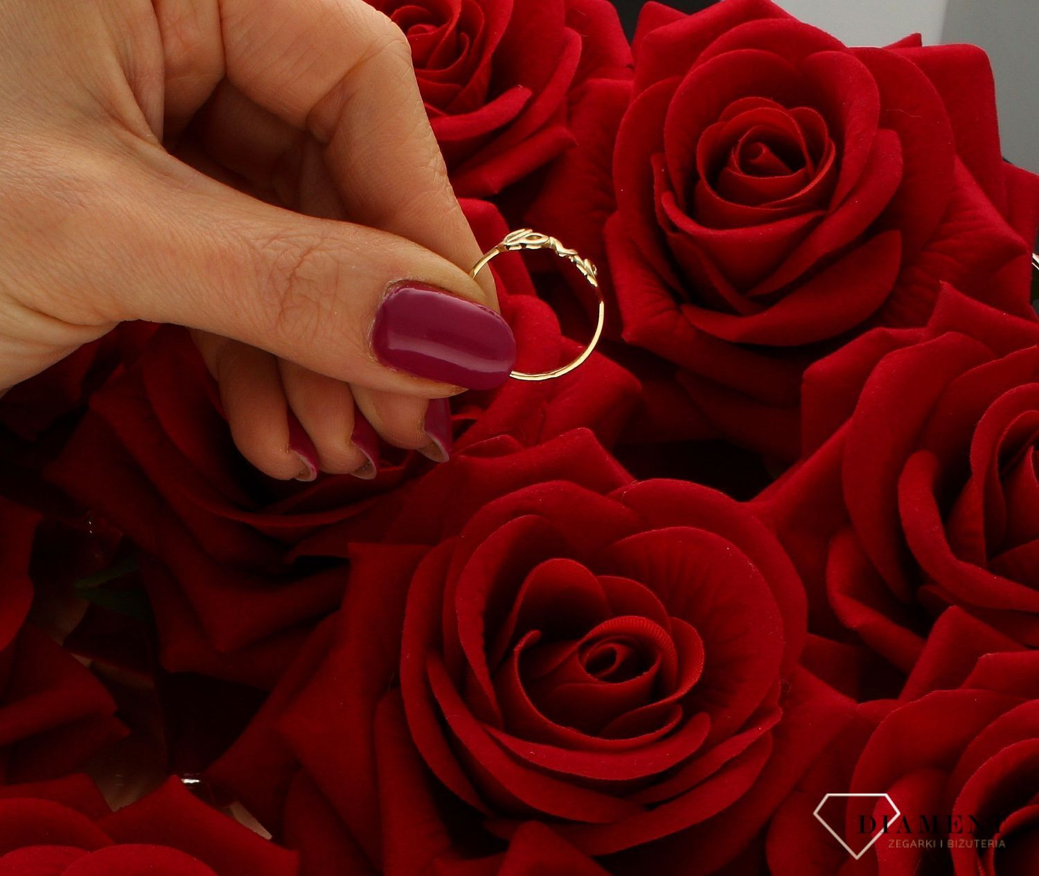 Złoty pierścionek 585 z napisem LOVE DIA-PRS-9306-585. Minimalistyczny pierścionek podkreśli piękno wyjątkowych momentów zaręczyn, rocznic, jubileuszy.  na prezent. Pierścionek dla dziewczyny z napisem kocham cię. (4).jpg