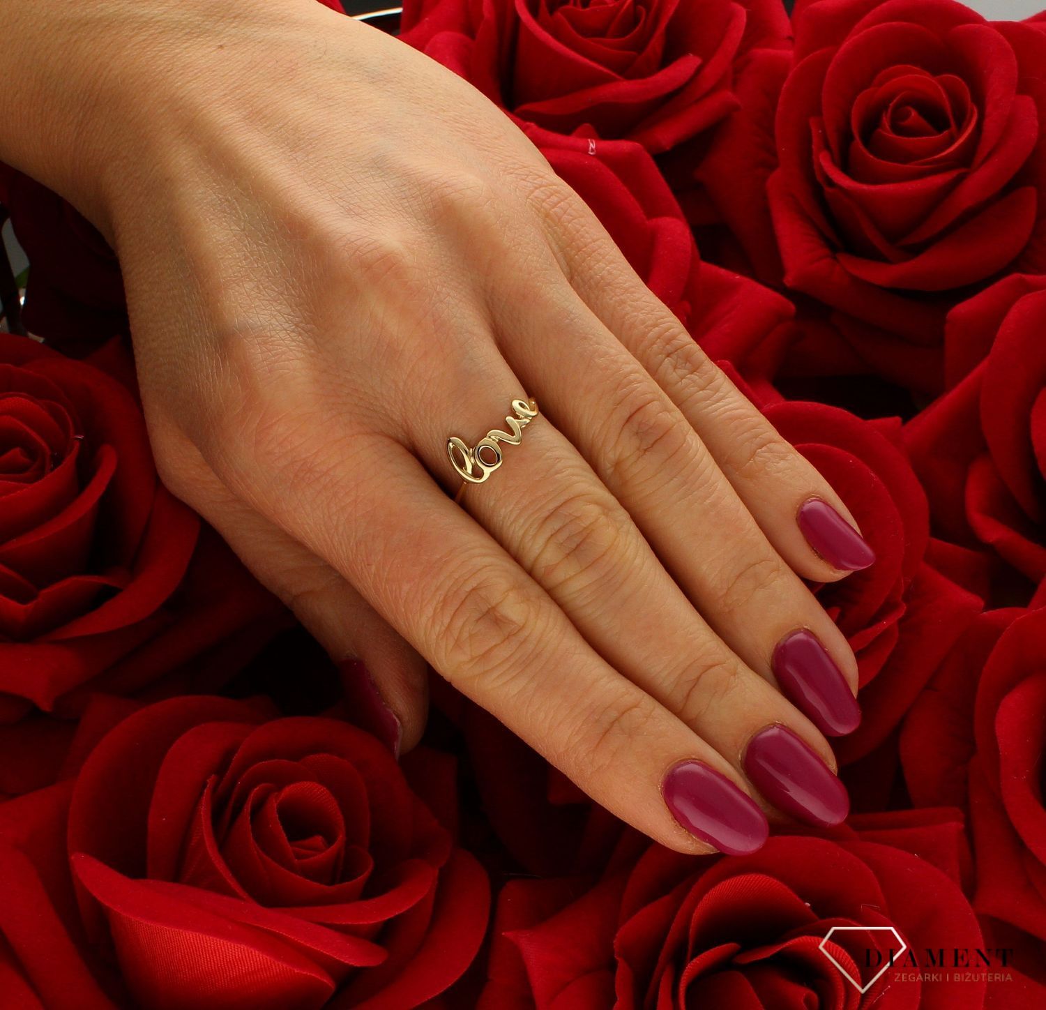 Złoty pierścionek 585 z napisem LOVE DIA-PRS-9306-585. Minimalistyczny pierścionek podkreśli piękno wyjątkowych momentów zaręczyn, rocznic, jubileuszy.  na prezent. Pierścionek dla dziewczyny z napisem kocham cię. (4).jpg