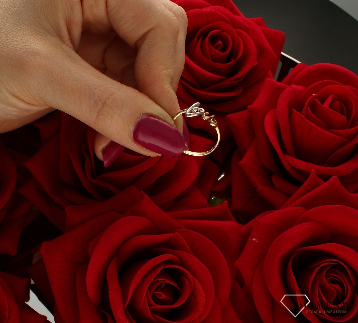 Złoty pierścionek 585 ''Love białe złoto rozmiar 15 DIA-PRS-9307-585 to złoty damski pierścionek wykonany z wysokiej próby żółtego i białego złota 585. Idealny napis z białego i żółtego złota nadaje pierścionkowi nowoczesneg (4).jpg