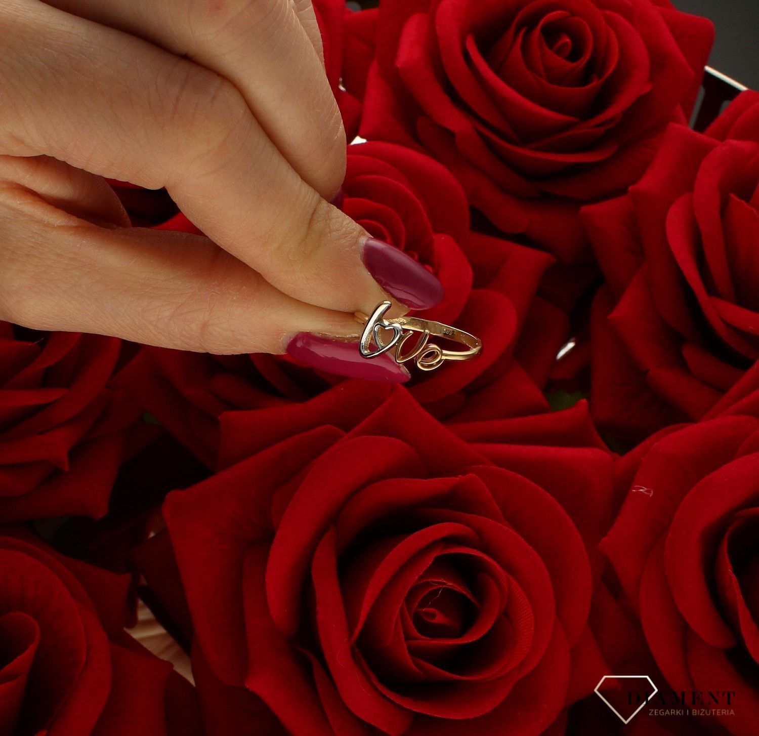 Złoty pierścionek 585 ''Love białe złoto rozmiar 15 DIA-PRS-9307-585 to złoty damski pierścionek wykonany z wysokiej próby żółtego i białego złota 585. Idealny napis z białego i żółtego złota nadaje pierścionkowi nowoczesneg (4).jpg