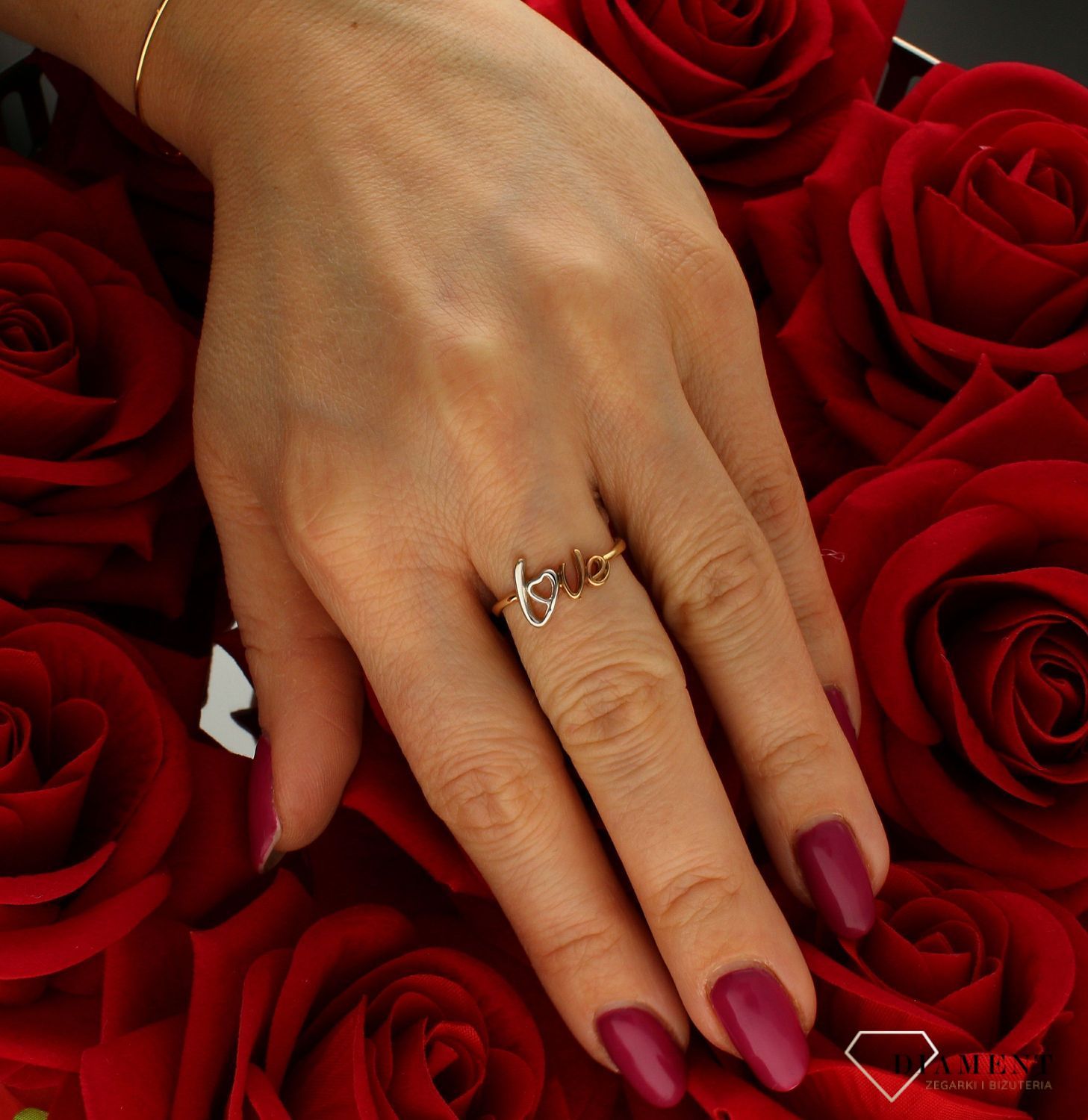 Złoty pierścionek 585 ''Love białe złoto rozmiar 15 DIA-PRS-9307-585 to złoty damski pierścionek wykonany z wysokiej próby żółtego i białego złota 585. Idealny napis z białego i żółtego złota nadaje pierścionkowi nowoczesneg (4).jpg