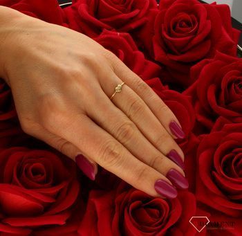 Złoty pierścionek 585 Serduszko DIA-PRS-9308-585. Minimalistyczny pierścionek podkreśli piękno wyjątkowych momentów zaręczyn, rocznic, jubileuszy. Na prezent. Pierścionek z sercem (4).jpg