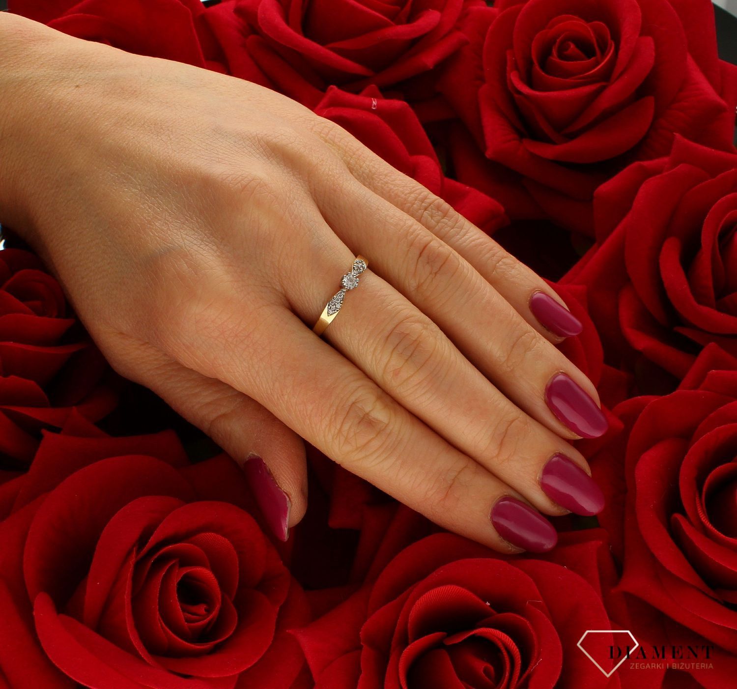 Złoty pierścionek 585 z cyrkonią zaręczynowy DIA-PRS-9309-585. Złoty pierścionek prosty ozdobiony wystającą cyrkonią. Piękny pierścionek wykonany z wysokiej jakości złota próby 585 (4).jpg