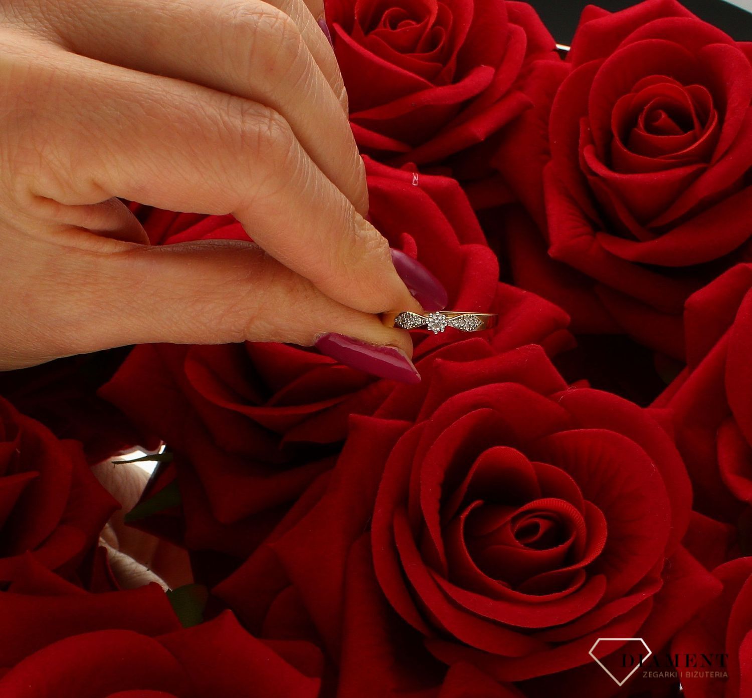 Złoty pierścionek 585 z cyrkonią zaręczynowy DIA-PRS-9309-585. Złoty pierścionek prosty ozdobiony wystającą cyrkonią. Piękny pierścionek wykonany z wysokiej jakości złota próby 585 (4).jpg