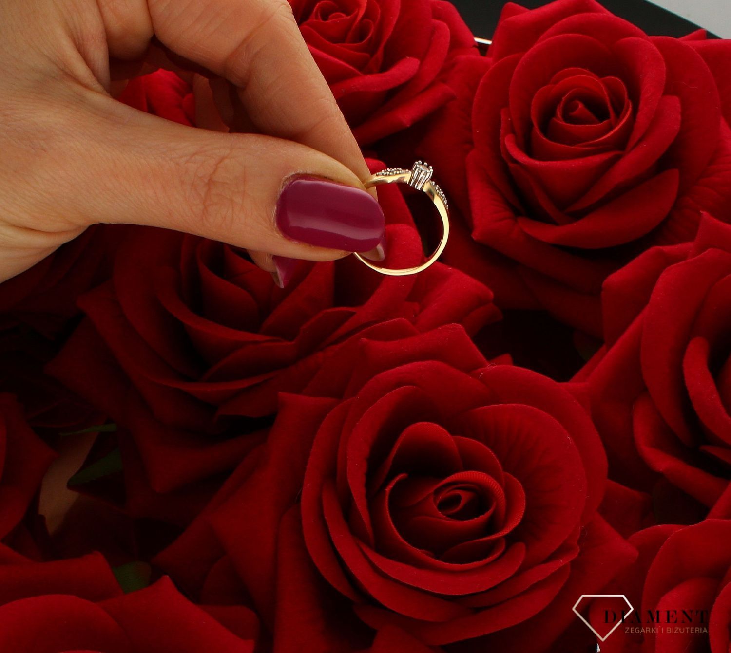 Złoty pierścionek 585 z cyrkonią zaręczynowy DIA-PRS-9309-585. Złoty pierścionek prosty ozdobiony wystającą cyrkonią. Piękny pierścionek wykonany z wysokiej jakości złota próby 585 (4).jpg