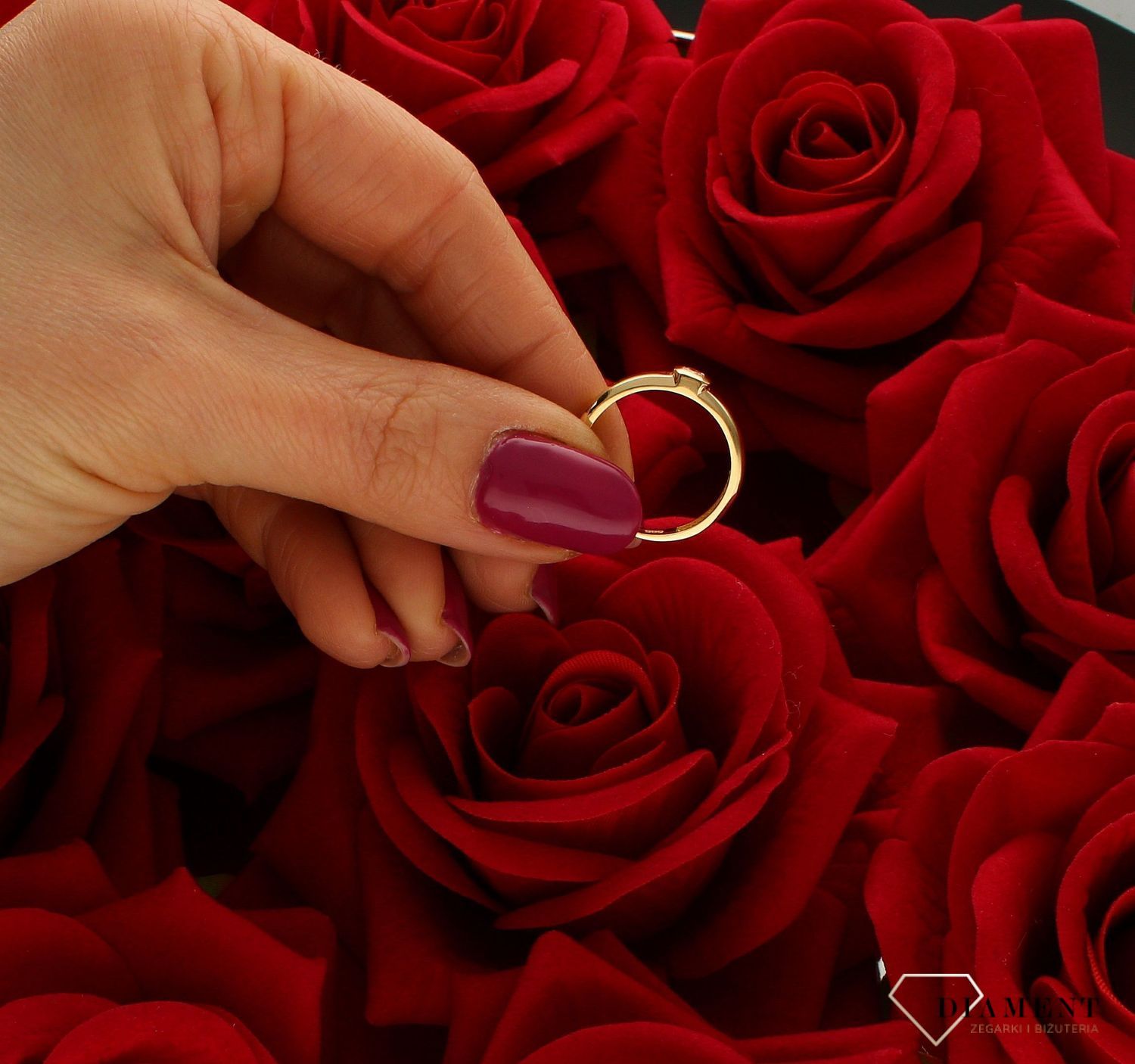 Złoty pierścionek 585 z cyrkonią zaręczynowy DIA-PRS-9310-585.  jakości złota próby 585. Ponadczasowy wzór inspirowany ikonami sztuki jubilerskiej podkreśli piękno wyjątkowych momentów zaręczyn, rocznic, jubileuszy. Pierścio (4).jpg