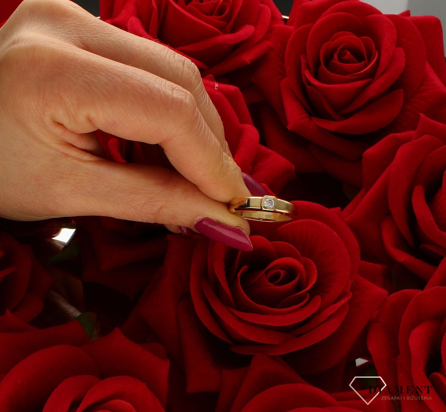 Złoty pierścionek 585 z cyrkonią zaręczynowy DIA-PRS-9310-585.  jakości złota próby 585. Ponadczasowy wzór inspirowany ikonami sztuki jubilerskiej podkreśli piękno wyjątkowych momentów zaręczyn, rocznic, jubileuszy. Pierścio (4).jpg