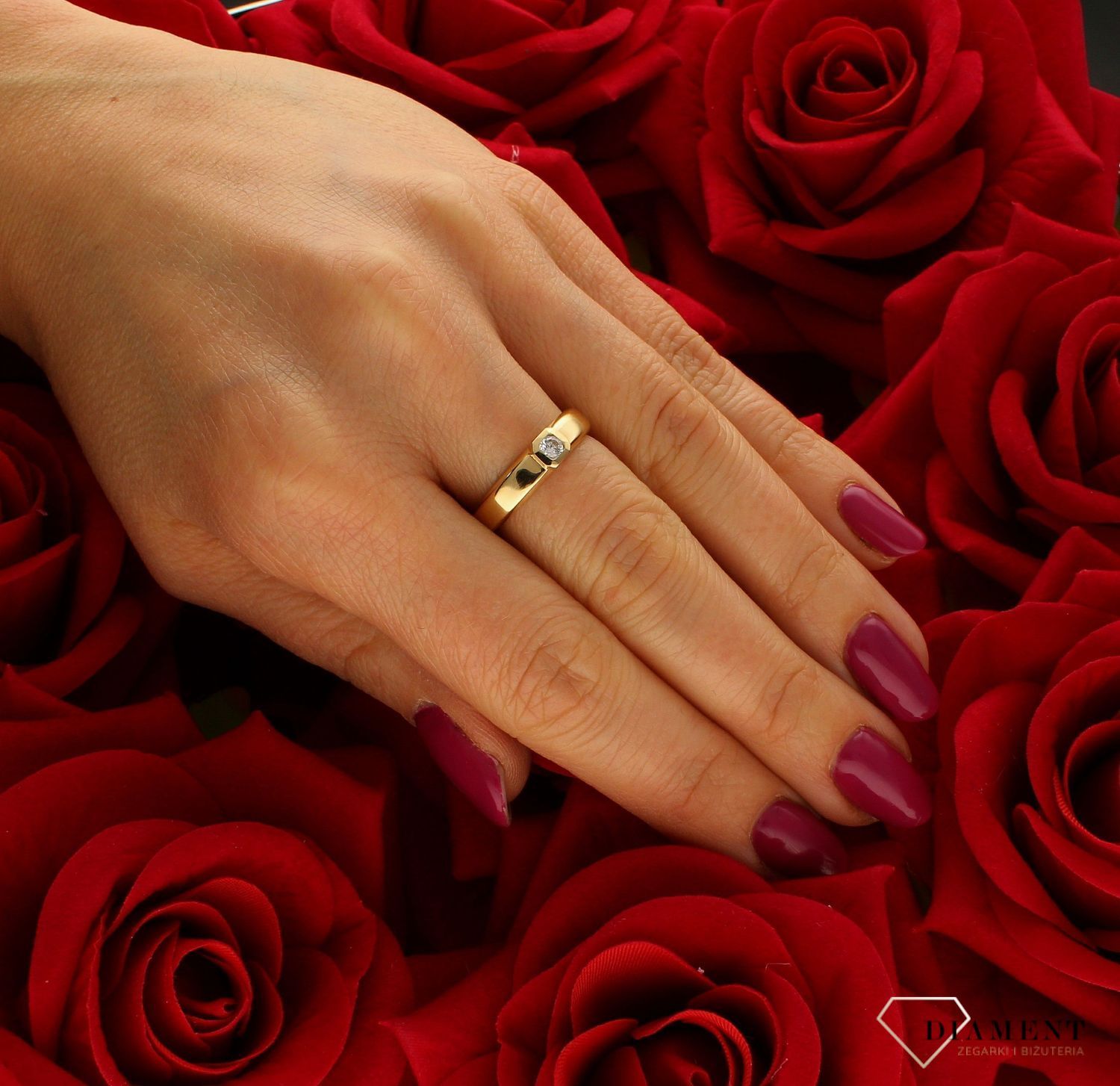Złoty pierścionek 585 z cyrkonią zaręczynowy DIA-PRS-9310-585.  jakości złota próby 585. Ponadczasowy wzór inspirowany ikonami sztuki jubilerskiej podkreśli piękno wyjątkowych momentów zaręczyn, rocznic, jubileuszy. Pierścio (4).jpg