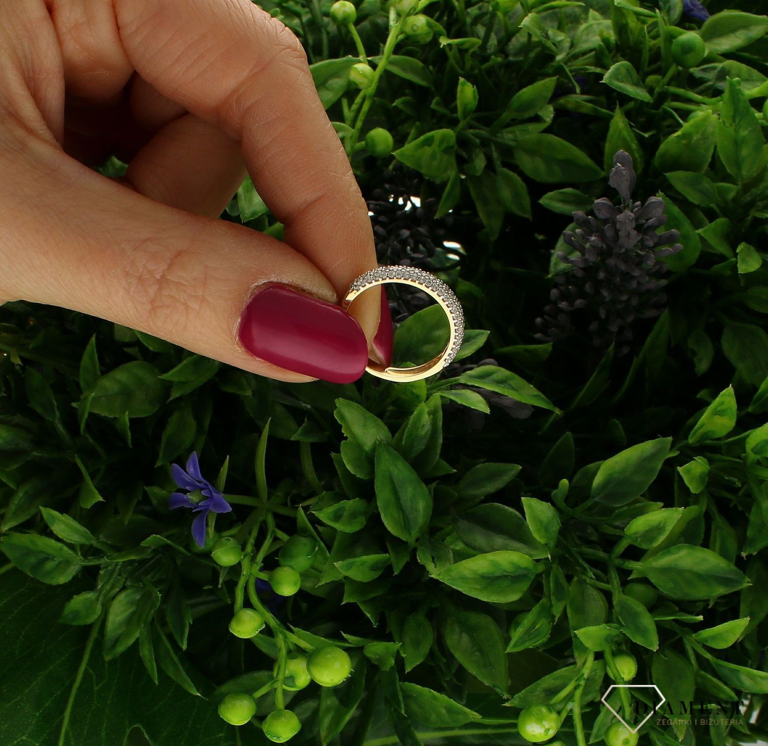 Złoty pierścionek 585 z cyrkoniami DIA-PRS-9311-585. Pierścionek został wykonany z wysokiej jakości złota próby 585. Waga pierścionka wynosi około 1,66gram. Złoty pierścionek w nietypowej odsłonie świetnie się sprawdzi na pr (4).jpg