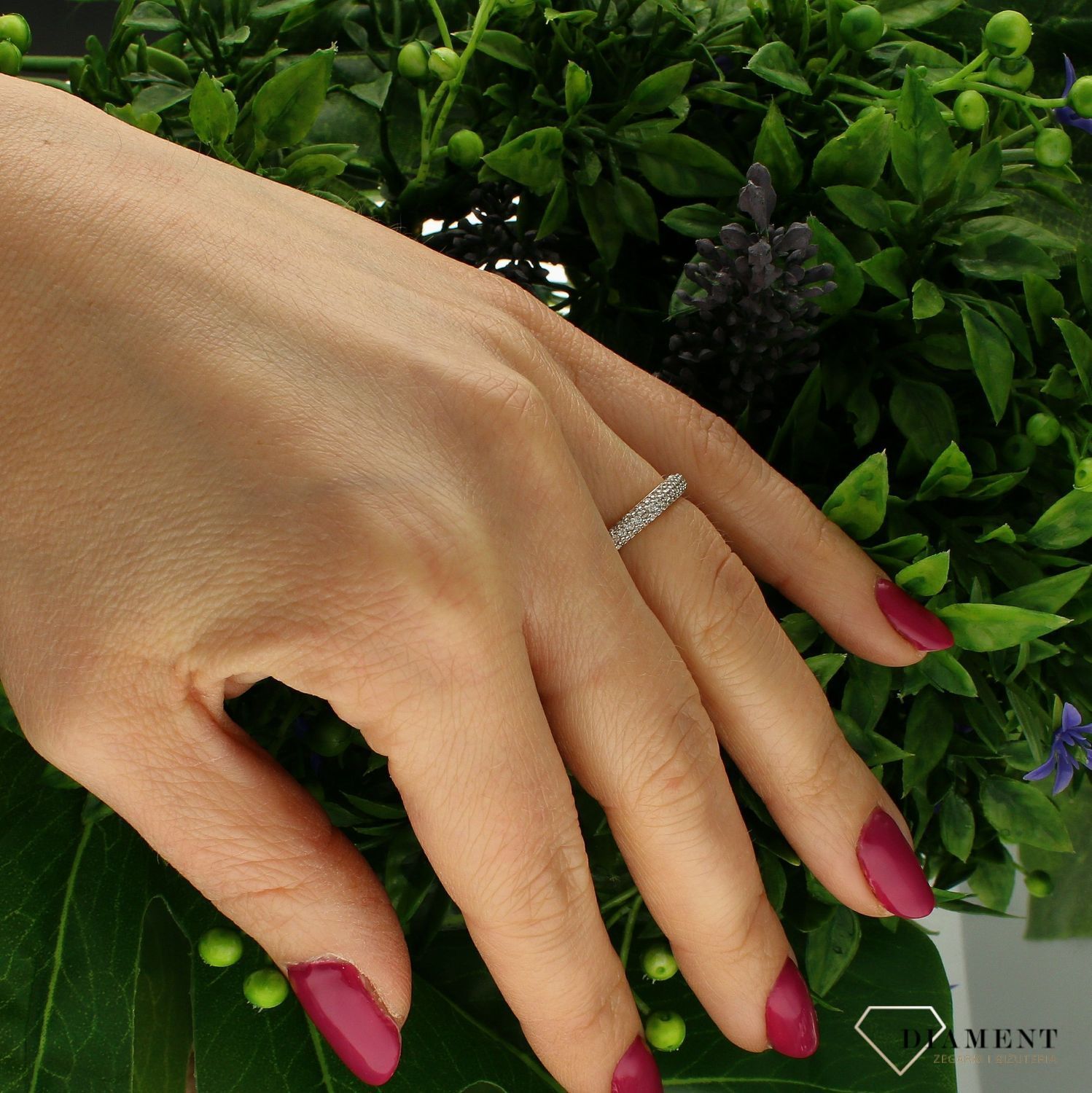 Złoty pierścionek 585 z cyrkoniami DIA-PRS-9311-585. Pierścionek został wykonany z wysokiej jakości złota próby 585. Waga pierścionka wynosi około 1,66gram. Złoty pierścionek w nietypowej odsłonie świetnie się sprawdzi na pr (4).jpg