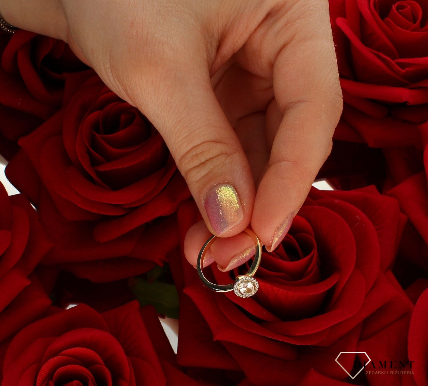 Złoty pierścionek damski 585 z owalną cyrkonią rozmiar 15 DIA-PRS-9312-585. to złoty damski pierścionek wykonany z wysokiej próby żółtego złota 585. Idealnie osadzona biała cyrkonia o owalnym kształcie nadaje nowoczesnego wy (4).jpg