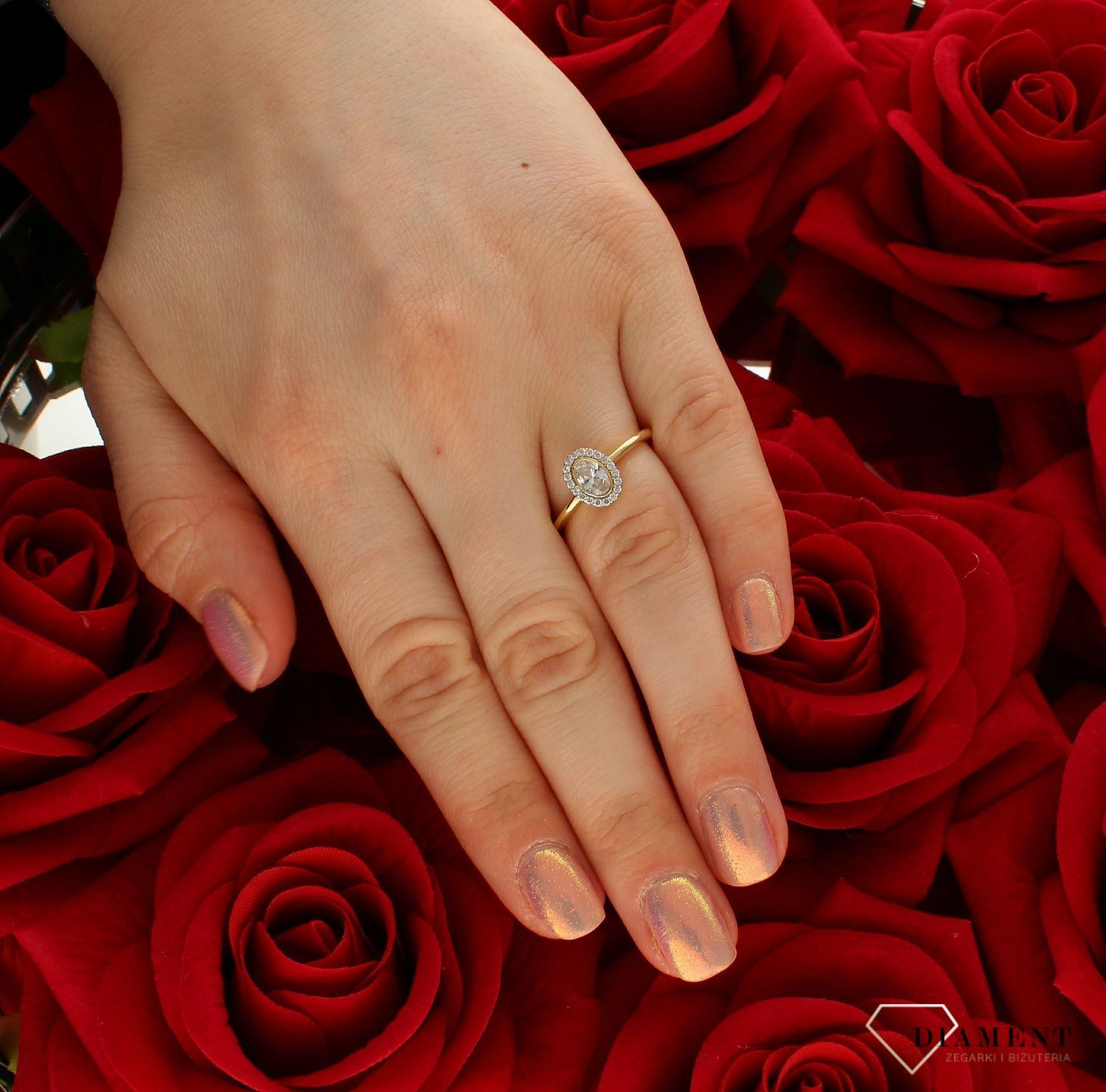 Złoty pierścionek damski 585 z owalną cyrkonią rozmiar 15 DIA-PRS-9312-585. to złoty damski pierścionek wykonany z wysokiej próby żółtego złota 585. Idealnie osadzona biała cyrkonia o owalnym kształcie nadaje nowoczesnego wy (4).jpg