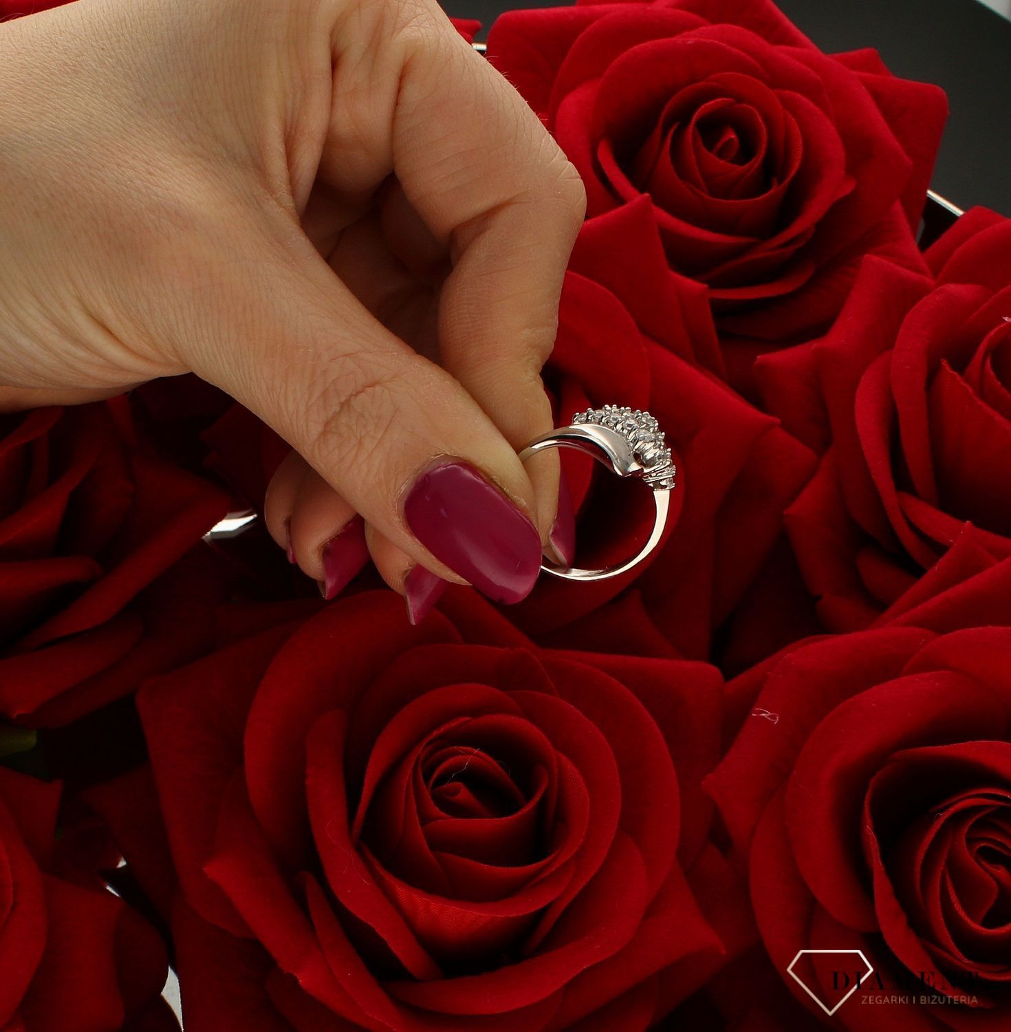 Złoty pierścionek 585 białe złoto rozmiar 18 DIA-PRS-9313-585 to złoty damski pierścionek wykonany z wysokiej próby białego złota 585. Idealne cyrkonie bogato zdobiące pierścionek we wzorze zaręczynowym nadają mu nowoczesneg (4).jpg