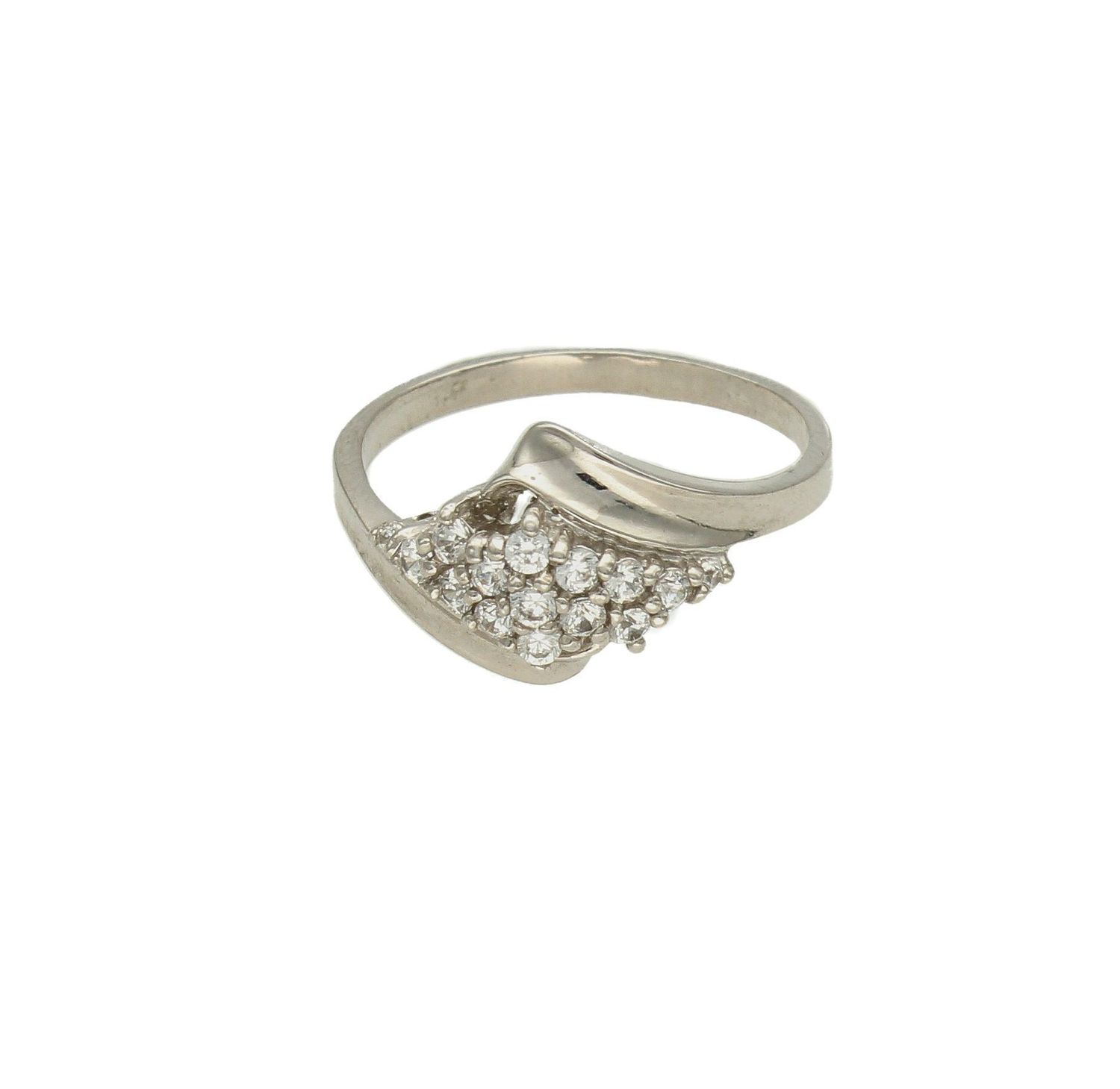 Złoty pierścionek 585 białe złoto rozmiar 18 DIA-PRS-9313-585 to złoty damski pierścionek wykonany z wysokiej próby białego złota 585. Idealne cyrkonie bogato zdobiące pierścionek we wzorze zaręczynowym nadają mu nowoczesneg (4).jpg