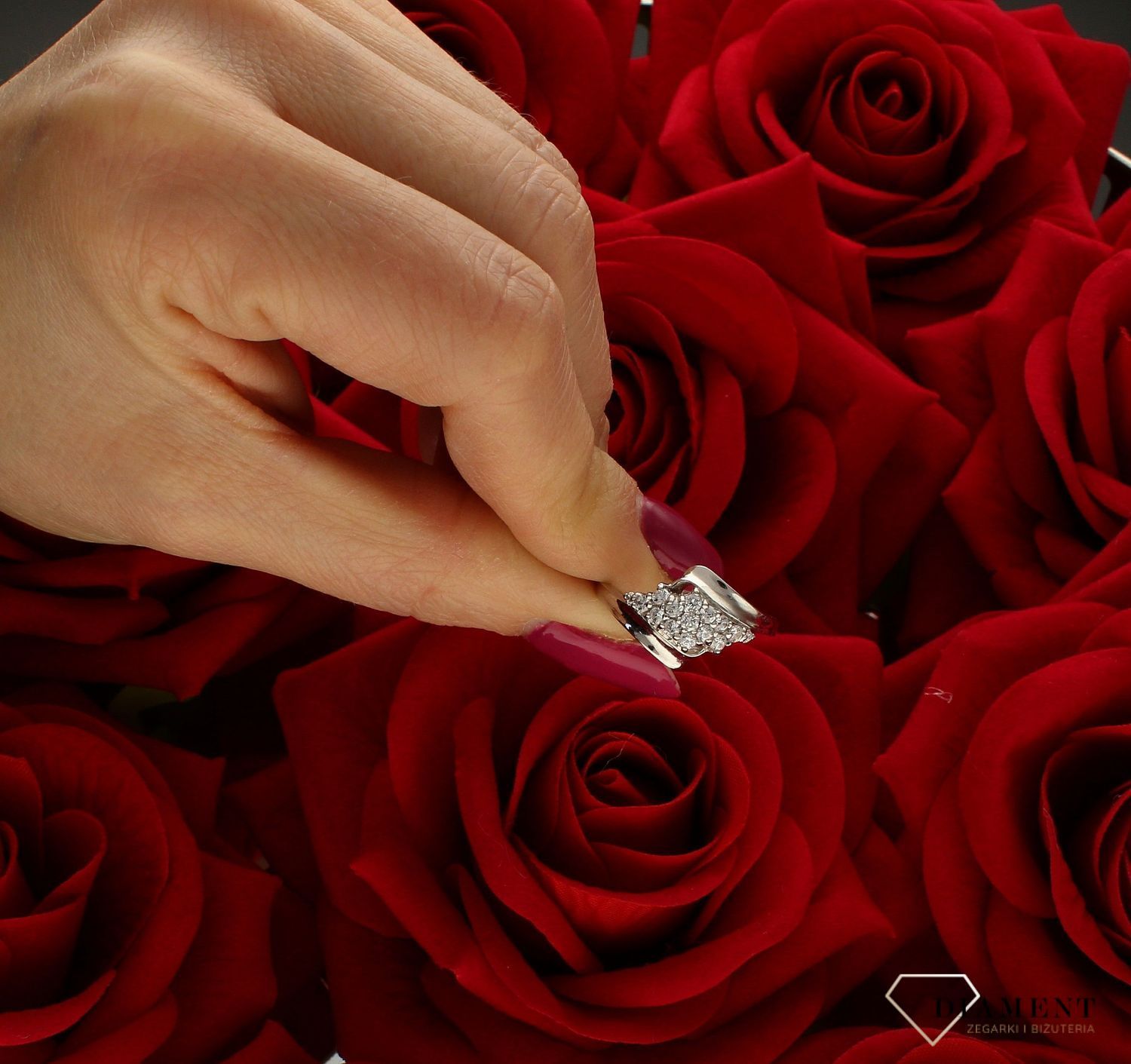 Złoty pierścionek 585 białe złoto rozmiar 18 DIA-PRS-9313-585 to złoty damski pierścionek wykonany z wysokiej próby białego złota 585. Idealne cyrkonie bogato zdobiące pierścionek we wzorze zaręczynowym nadają mu nowoczesneg (4).jpg