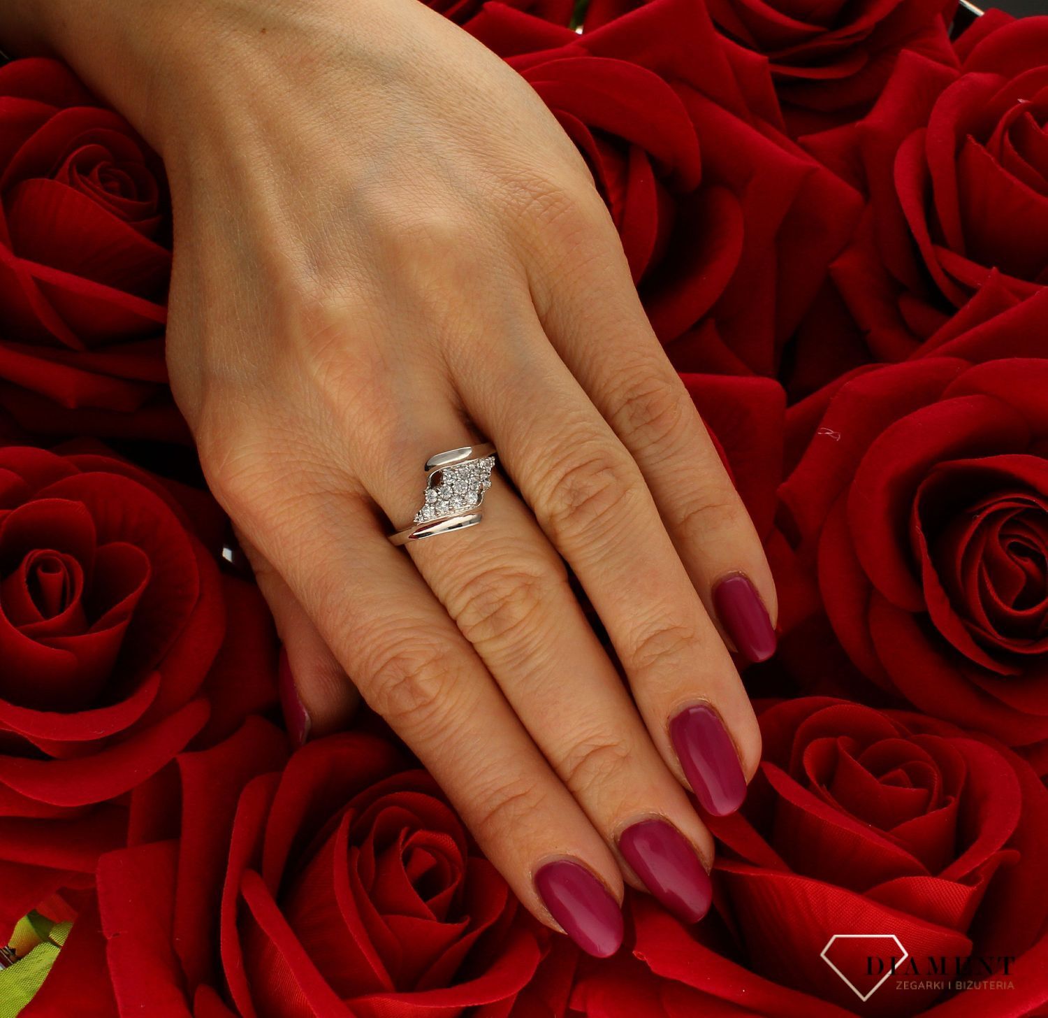 Złoty pierścionek 585 białe złoto rozmiar 18 DIA-PRS-9313-585 to złoty damski pierścionek wykonany z wysokiej próby białego złota 585. Idealne cyrkonie bogato zdobiące pierścionek we wzorze zaręczynowym nadają mu nowoczesneg (4).jpg