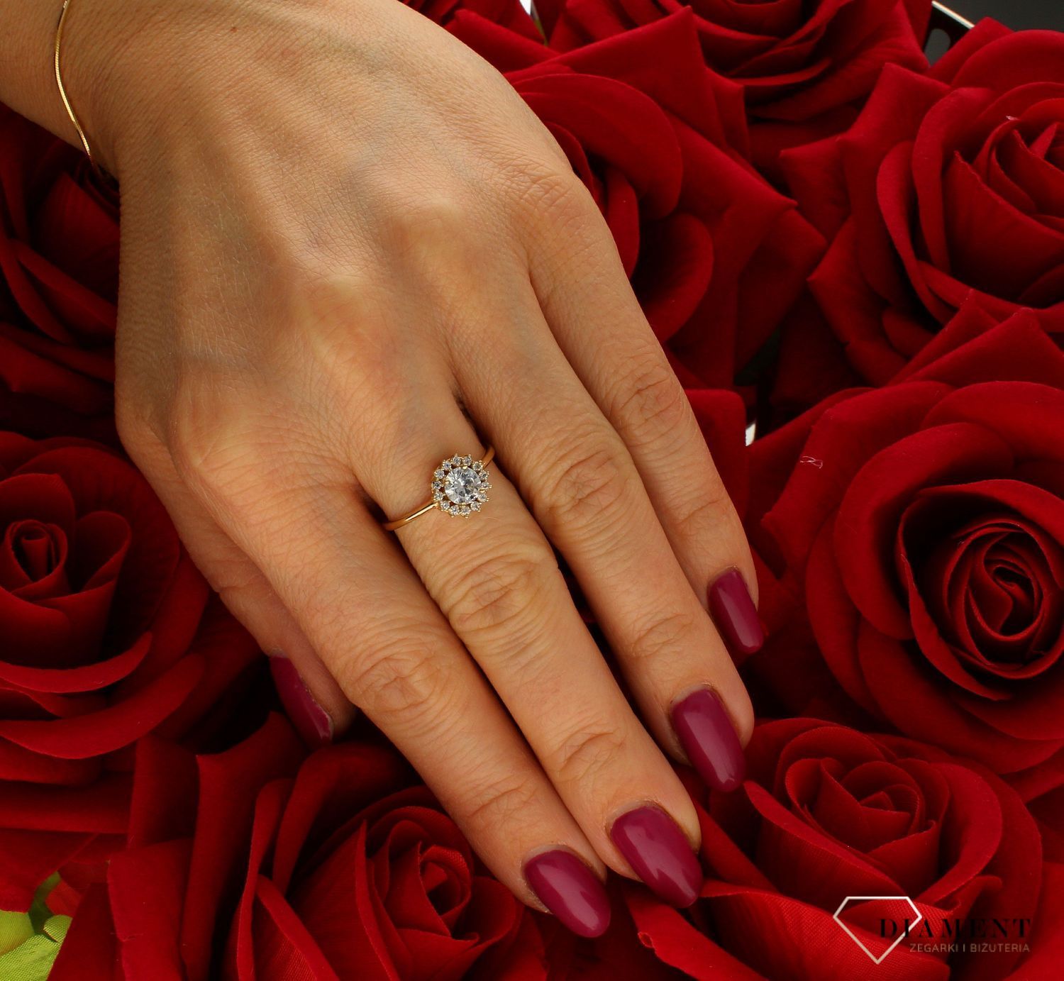 Złoty pierścionek 585 zaręczynowy wzór rozmiar 15 DIA-PRS-9314-585 to złoty damski pierścionek wykonany z wysokiej próby złota 585. Idealna biała cyrkonia we wzorze zaręczynowym nadają pierścionkowi nowoczesnego wyglądu (4).jpg