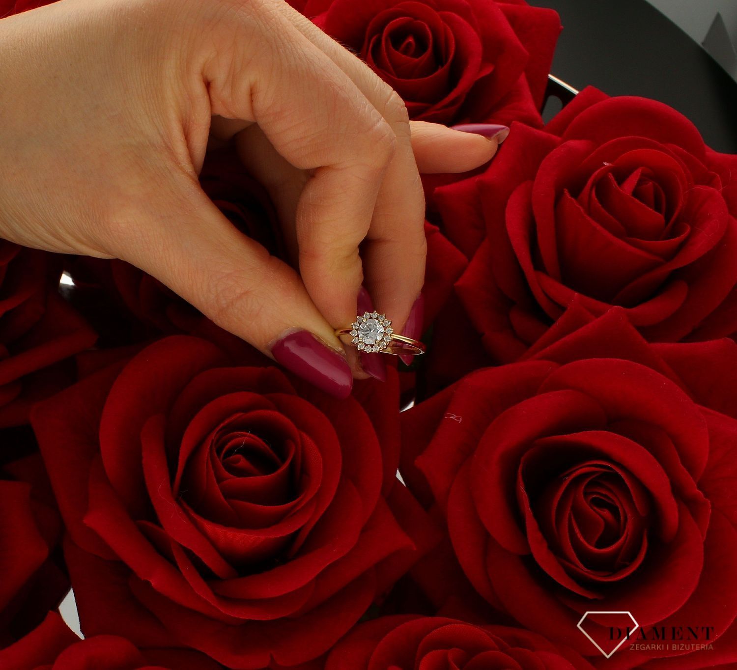 Złoty pierścionek 585 zaręczynowy wzór rozmiar 15 DIA-PRS-9314-585 to złoty damski pierścionek wykonany z wysokiej próby złota 585. Idealna biała cyrkonia we wzorze zaręczynowym nadają pierścionkowi nowoczesnego wyglądu (4).jpg