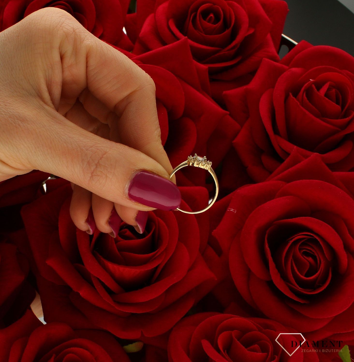 Złoty pierścionek 585 zaręczynowy wzór rozmiar 15 DIA-PRS-9314-585 to złoty damski pierścionek wykonany z wysokiej próby złota 585. Idealna biała cyrkonia we wzorze zaręczynowym nadają pierścionkowi nowoczesnego wyglądu (4).jpg