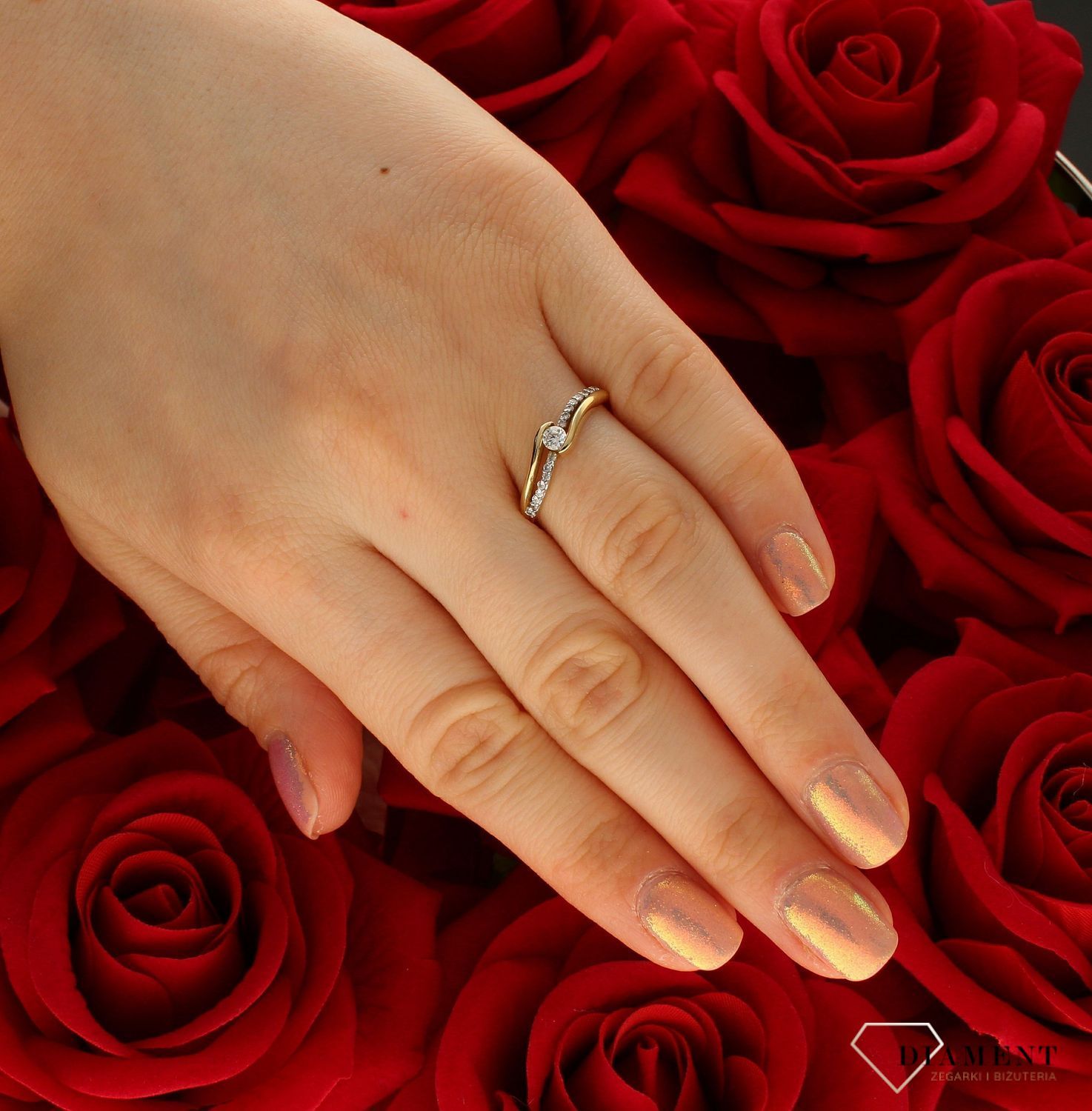 Złoty pierścionek damski 585 zaręczynowy wzór z cyrkoniami rozmiar 17 DIA-PRS-9315-585.  to złoty damski pierścionek wykonany z wysokiej próby żółtego złota 585. Idealna biała cyrkonia we wzorze zaręczynowym nadają pierścion (3).jpg